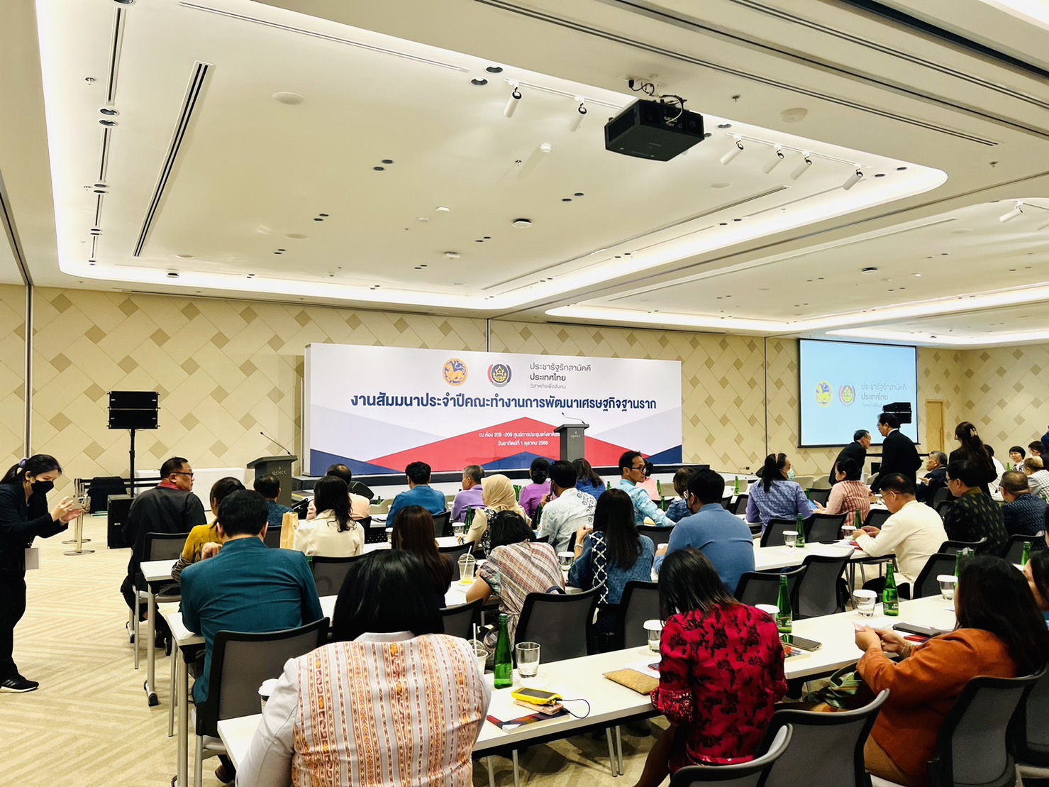 พช.ขอนแก่น : ร่วมงานสัมมนาประจำปีคณะทำงานการพัฒนาเศรษฐกิจฐานรากและประชารัฐ ปลัดมหาดไทย เน้นย้ำ ผู้ว่าฯ นายอำเภอ ต้องเป็น Partnership หลัก ในการขับเคลื่อนสร้างความเข้มแข็งให้กับ “บริษัทประชารัฐรักสามัคคีทุกจังหวัด” เพื่อยกระดับเศรษฐกิจฐานรากให้ประชาชนมีคุณภาพชีวิตที่ดีอย่างยั่งยืน