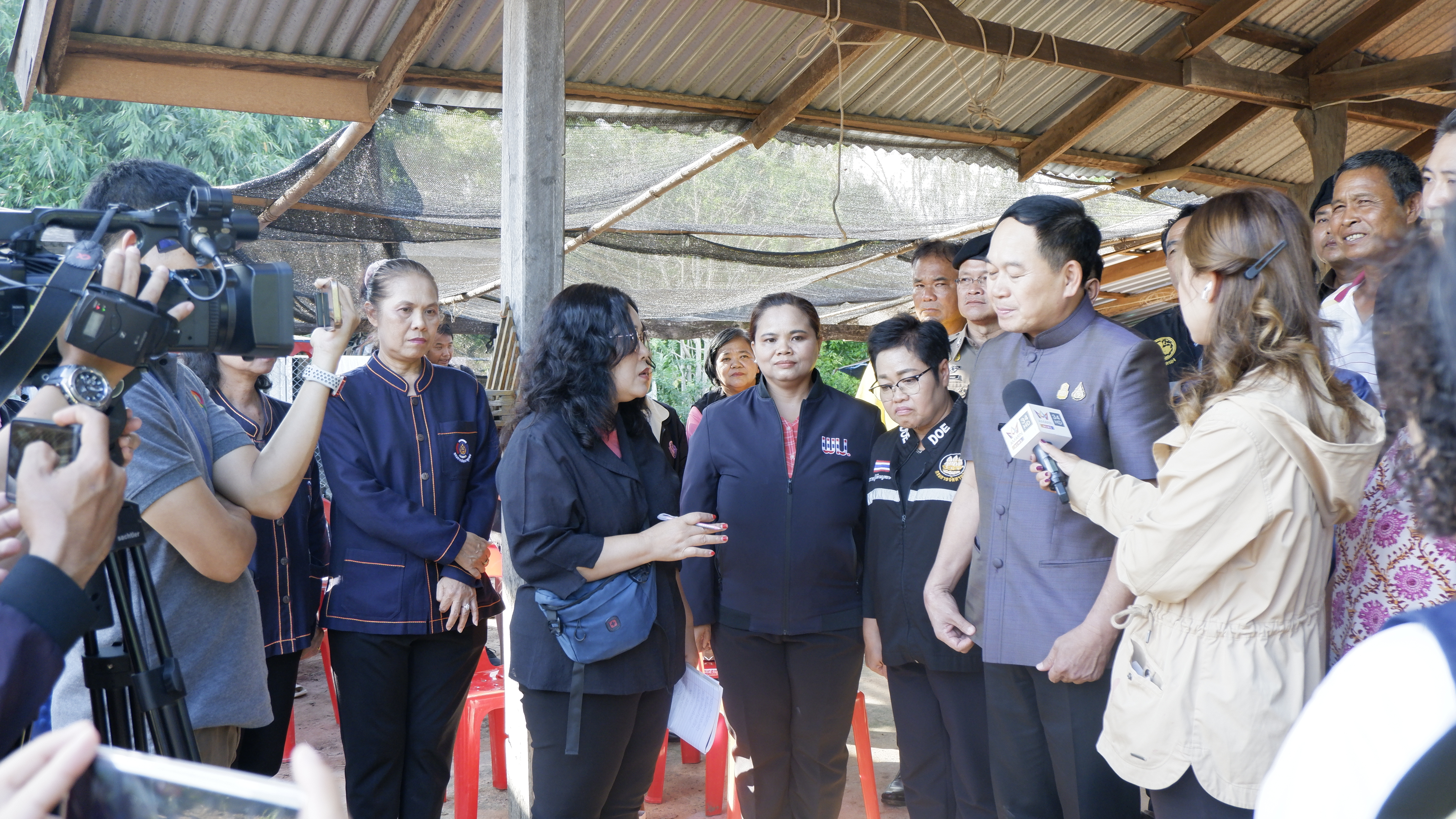 จังหวัดขอนแก่น : ผู้ว่าฯ ขอนแก่น ลงพื้นที่ให้กำลังใจสนับสนุนครอบครัวแรงงานไทยในอิสราเอล อำเภอหนองสองห้อง