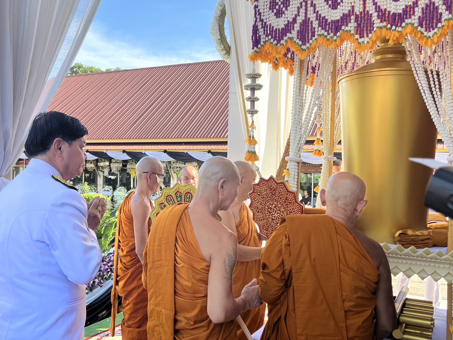 จังหวัดขอนแก่น : อธิบดีกรมการพัฒนาชุมชน ร่วมพิธีพระราชทางเพลิงศพ “นายศักดา อ้อพงษ์” อดีตผู้ว่าราชการจังหวัดขอนแก่น ณ วัดป่าแสงอรุณ ต.พระลับ อ.เมืองขอนแก่น จ.ขอนแก่น