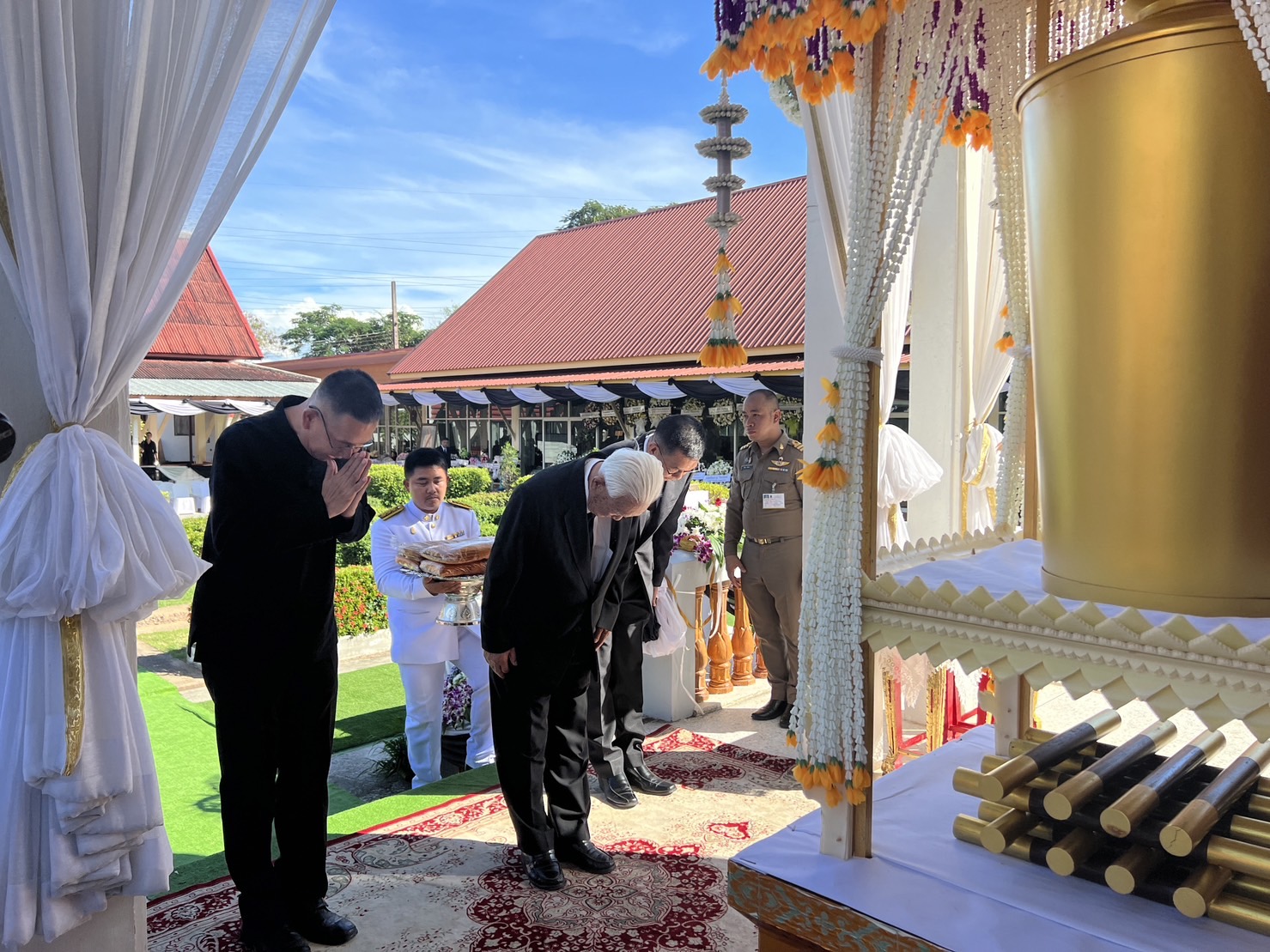 จังหวัดขอนแก่น : อธิบดีกรมการพัฒนาชุมชน ร่วมพิธีพระราชทางเพลิงศพ “นายศักดา อ้อพงษ์” อดีตผู้ว่าราชการจังหวัดขอนแก่น ณ วัดป่าแสงอรุณ ต.พระลับ อ.เมืองขอนแก่น จ.ขอนแก่น