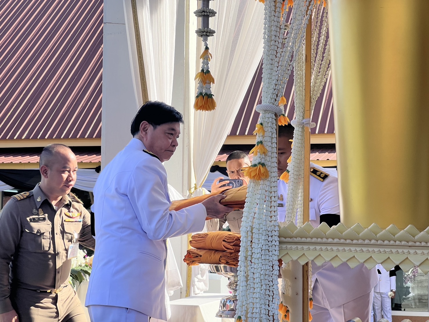 จังหวัดขอนแก่น : อธิบดีกรมการพัฒนาชุมชน ร่วมพิธีพระราชทางเพลิงศพ “นายศักดา อ้อพงษ์” อดีตผู้ว่าราชการจังหวัดขอนแก่น ณ วัดป่าแสงอรุณ ต.พระลับ อ.เมืองขอนแก่น จ.ขอนแก่น
