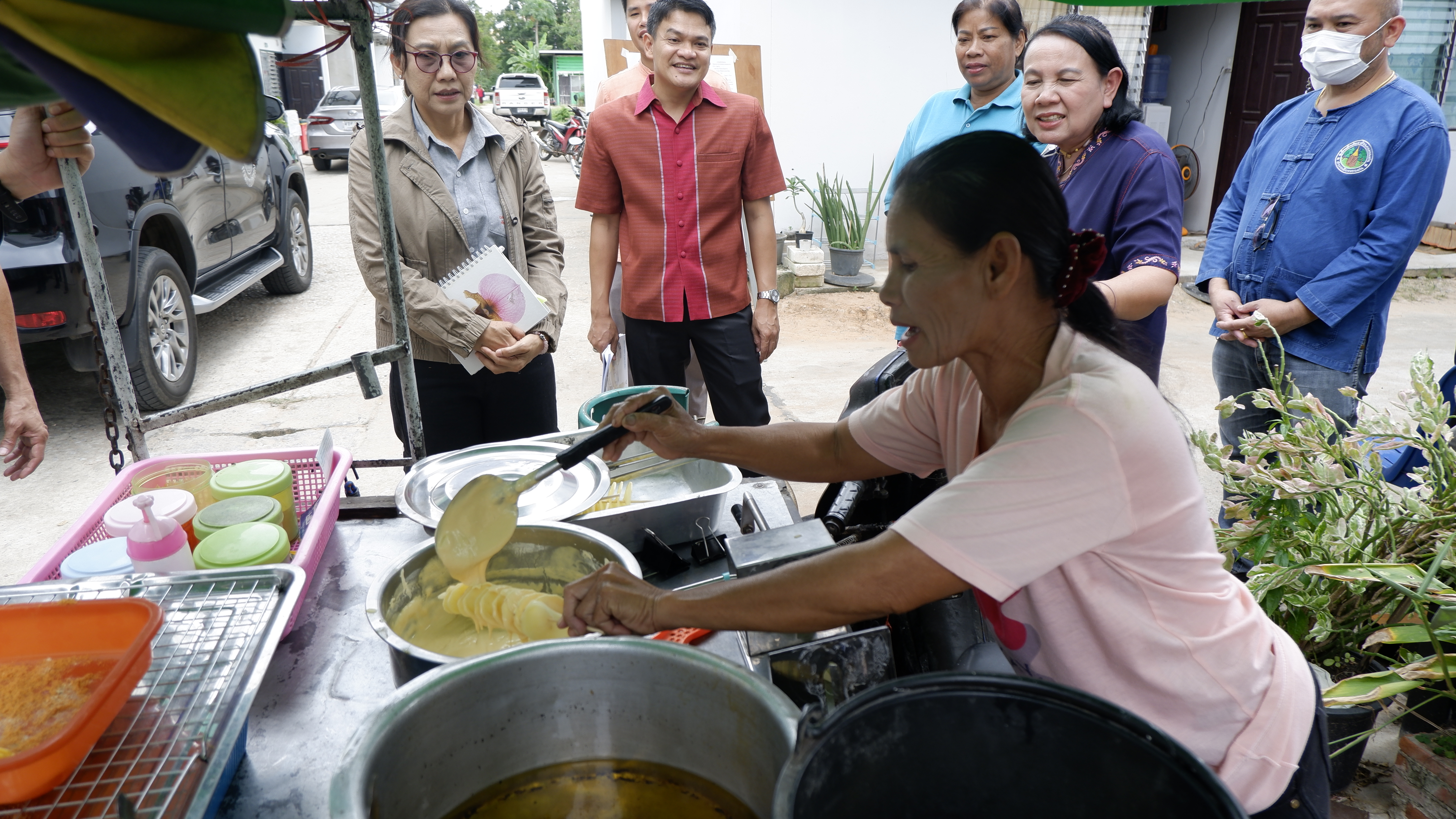 รองผู้ว่าฯ ขอนแก่น นำทีมลงพื้นที่ขับเคลื่อนนโยบายการดำเนินงานขจัดความยากจนฯ เน้นย้ำการนำหลักปรัชญาของเศรษฐกิจพอเพียง มาเป็นแนวทางในการดำเนินชีวิต