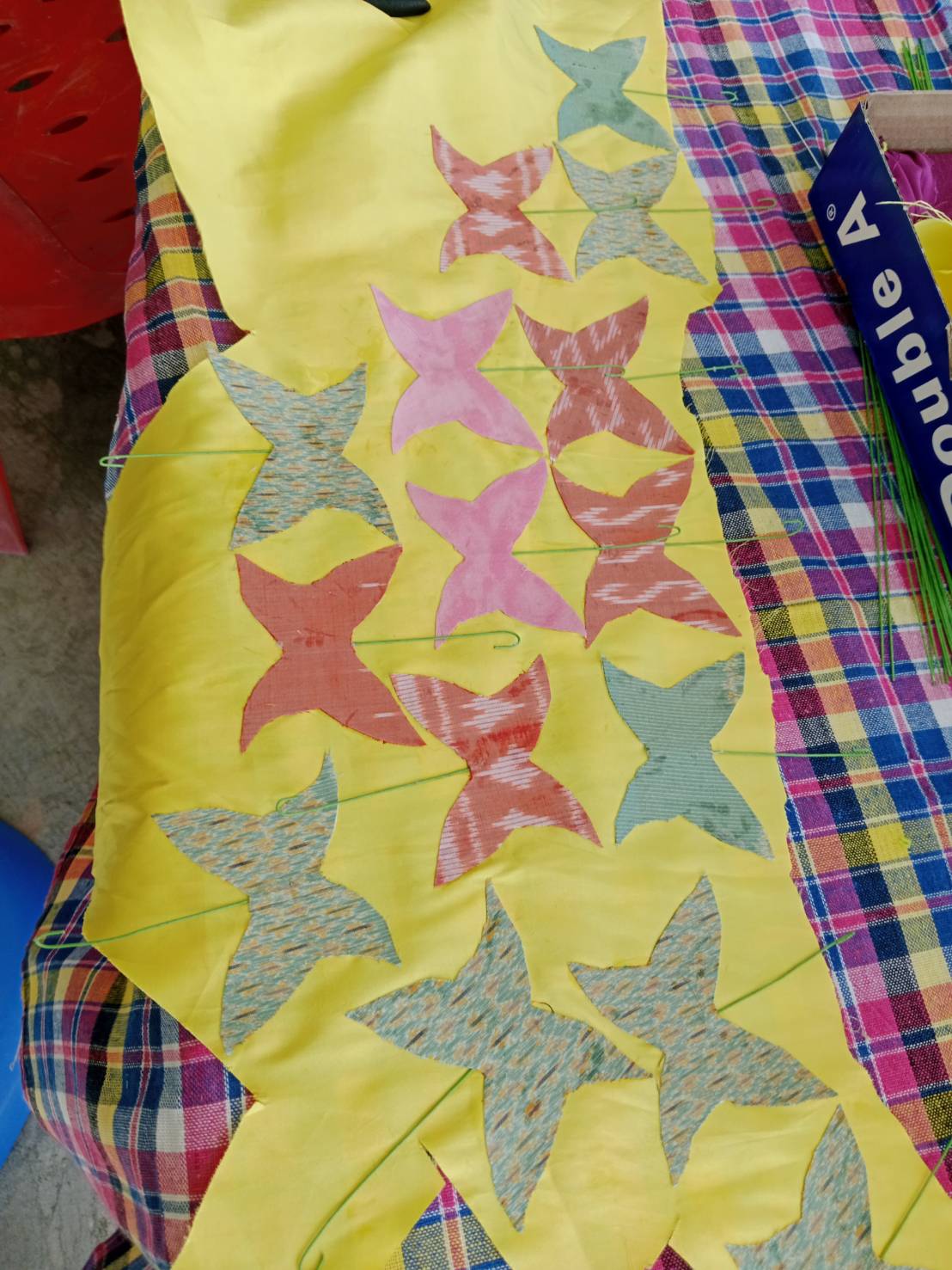 พช.ขอนแก่น : ทีมสตรีอำเภอบ้านแฮด ร่วมประดิษฐ์ผีเสื้อจากผ้าไทยประจำจังหวัด