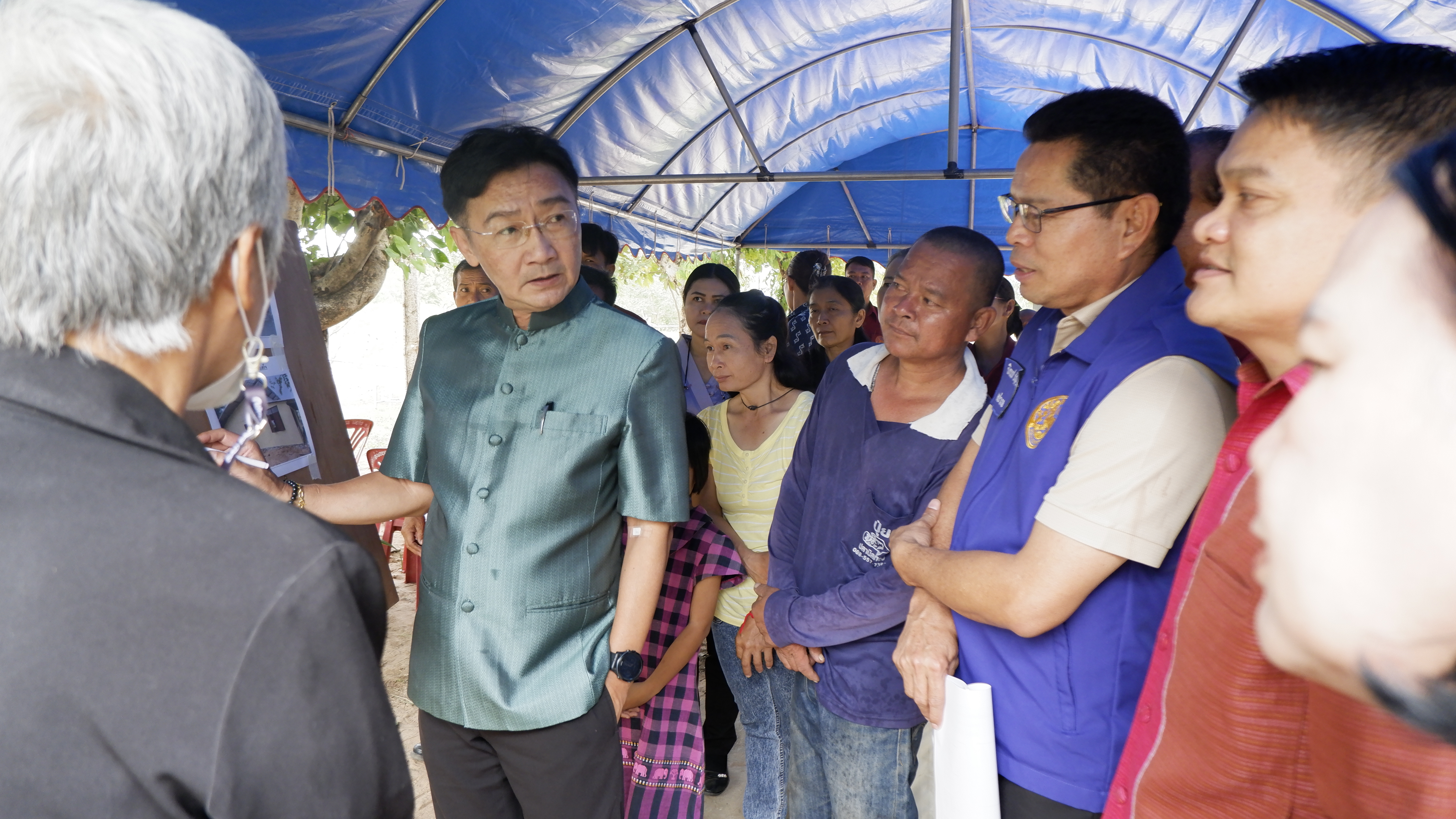 รองผู้ว่าฯ ขอนแก่น นำทีมลงพื้นที่ขับเคลื่อนนโยบายการดำเนินงานขจัดความยากจนฯ เน้นย้ำการนำหลักปรัชญาของเศรษฐกิจพอเพียง มาเป็นแนวทางในการดำเนินชีวิต