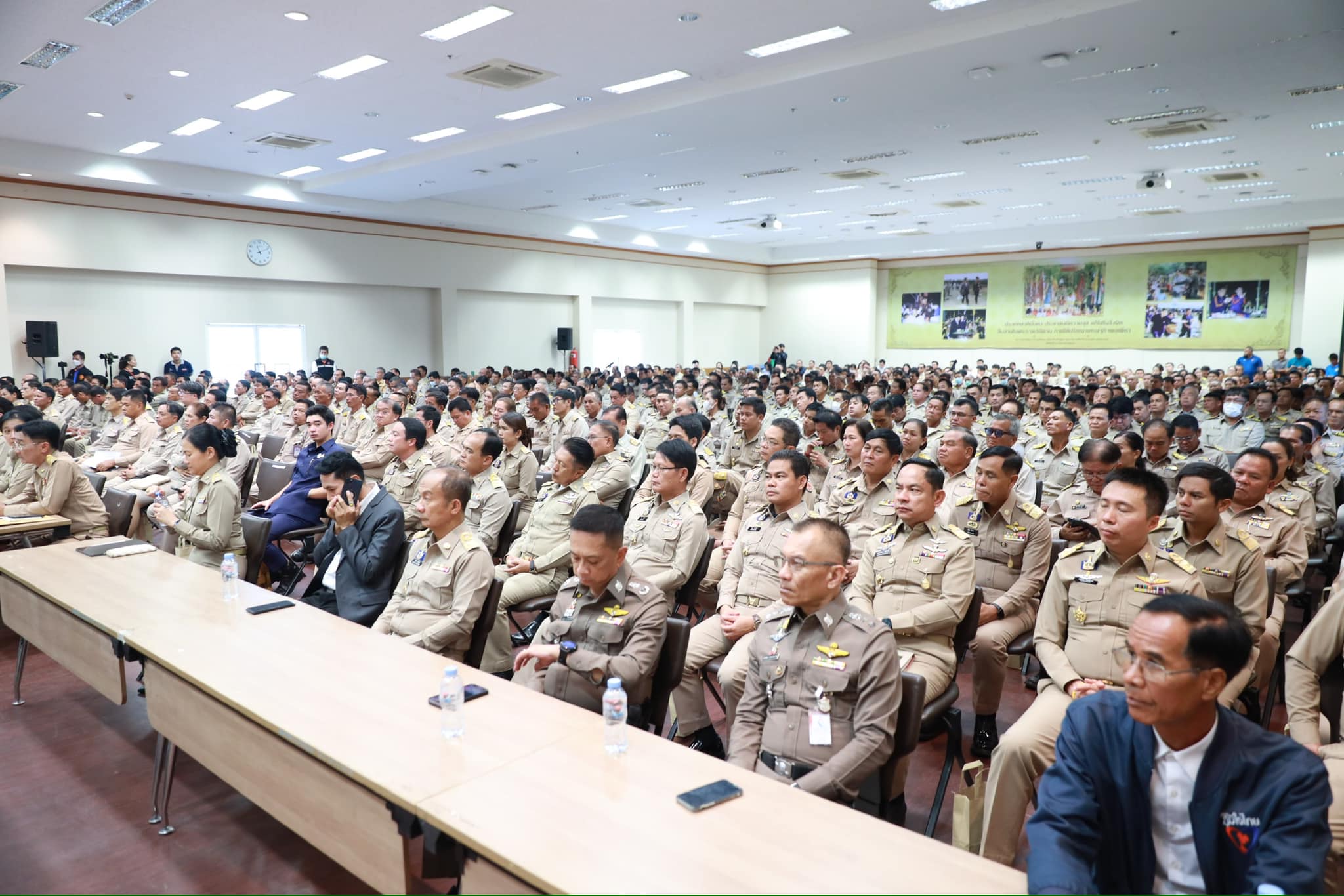 จังหวัดขอนแก่น : รองนายกรัฐมนตรีและรัฐมนตรีว่าการกระทรวงมหาดไทย มอบนโยบายสำคัญของรัฐบาลและกระทรวงมหาดไทยแก่จังหวัดขอนแก่น เน้นย้ำการจัดระเบียบสังคม ปราบปรามผู้มีอิทธิพล ลดค่าครองชีพ ส่งเสริม OTOP ควบคู่ Soft Power เพื่อเพิ่มรายได้ให้ประชาชน