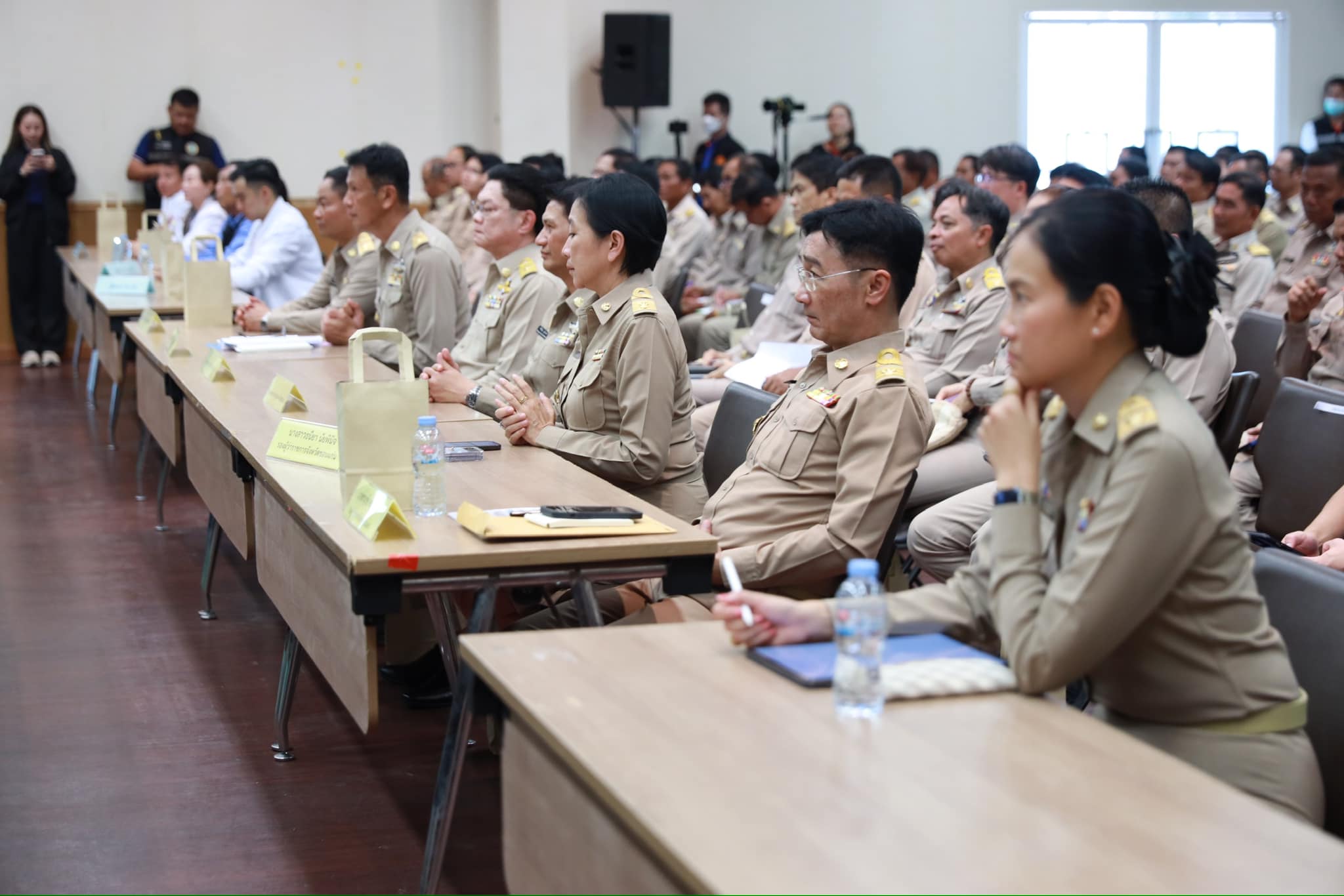 จังหวัดขอนแก่น : รองนายกรัฐมนตรีและรัฐมนตรีว่าการกระทรวงมหาดไทย มอบนโยบายสำคัญของรัฐบาลและกระทรวงมหาดไทยแก่จังหวัดขอนแก่น เน้นย้ำการจัดระเบียบสังคม ปราบปรามผู้มีอิทธิพล ลดค่าครองชีพ ส่งเสริม OTOP ควบคู่ Soft Power เพื่อเพิ่มรายได้ให้ประชาชน