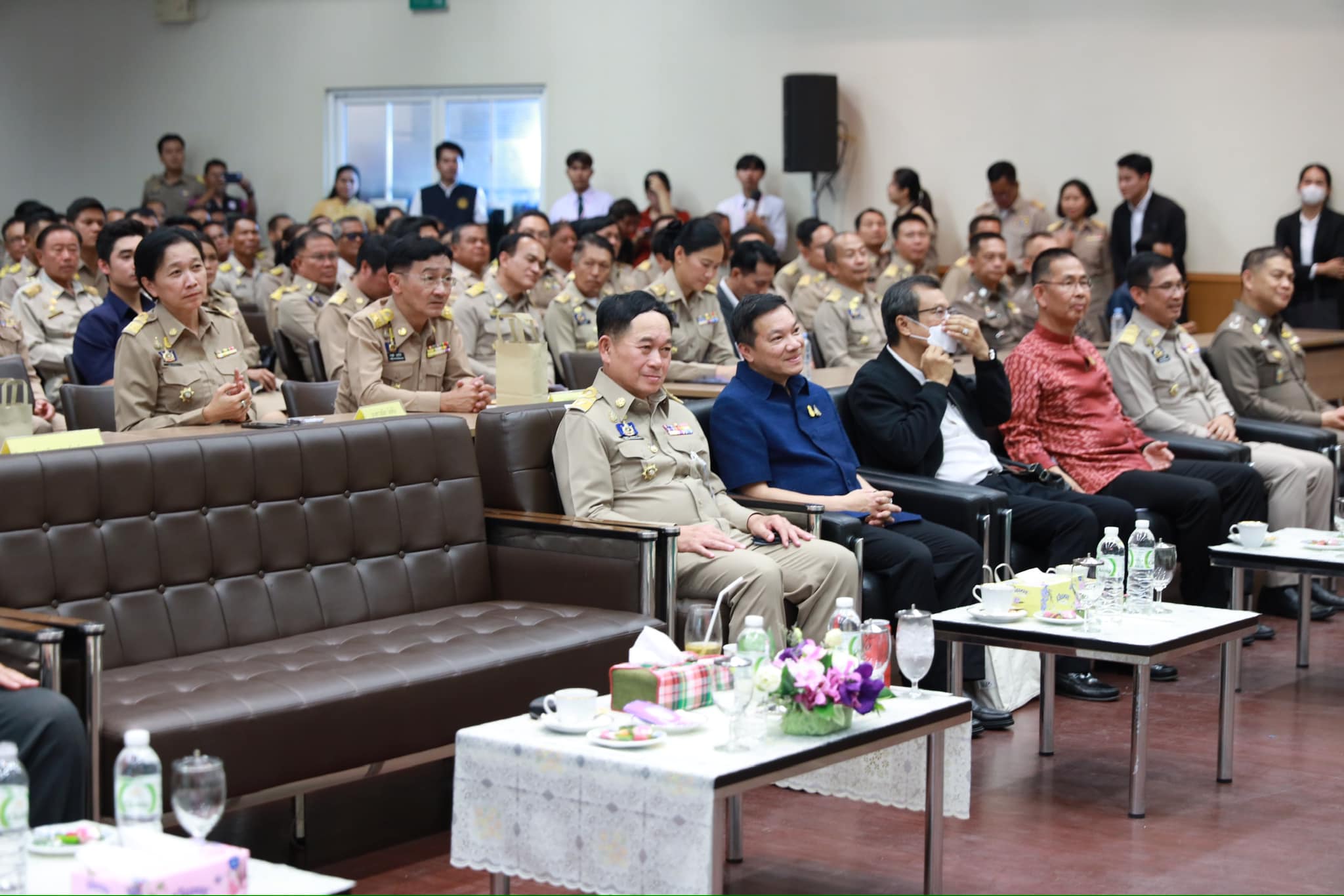 จังหวัดขอนแก่น : รองนายกรัฐมนตรีและรัฐมนตรีว่าการกระทรวงมหาดไทย มอบนโยบายสำคัญของรัฐบาลและกระทรวงมหาดไทยแก่จังหวัดขอนแก่น เน้นย้ำการจัดระเบียบสังคม ปราบปรามผู้มีอิทธิพล ลดค่าครองชีพ ส่งเสริม OTOP ควบคู่ Soft Power เพื่อเพิ่มรายได้ให้ประชาชน