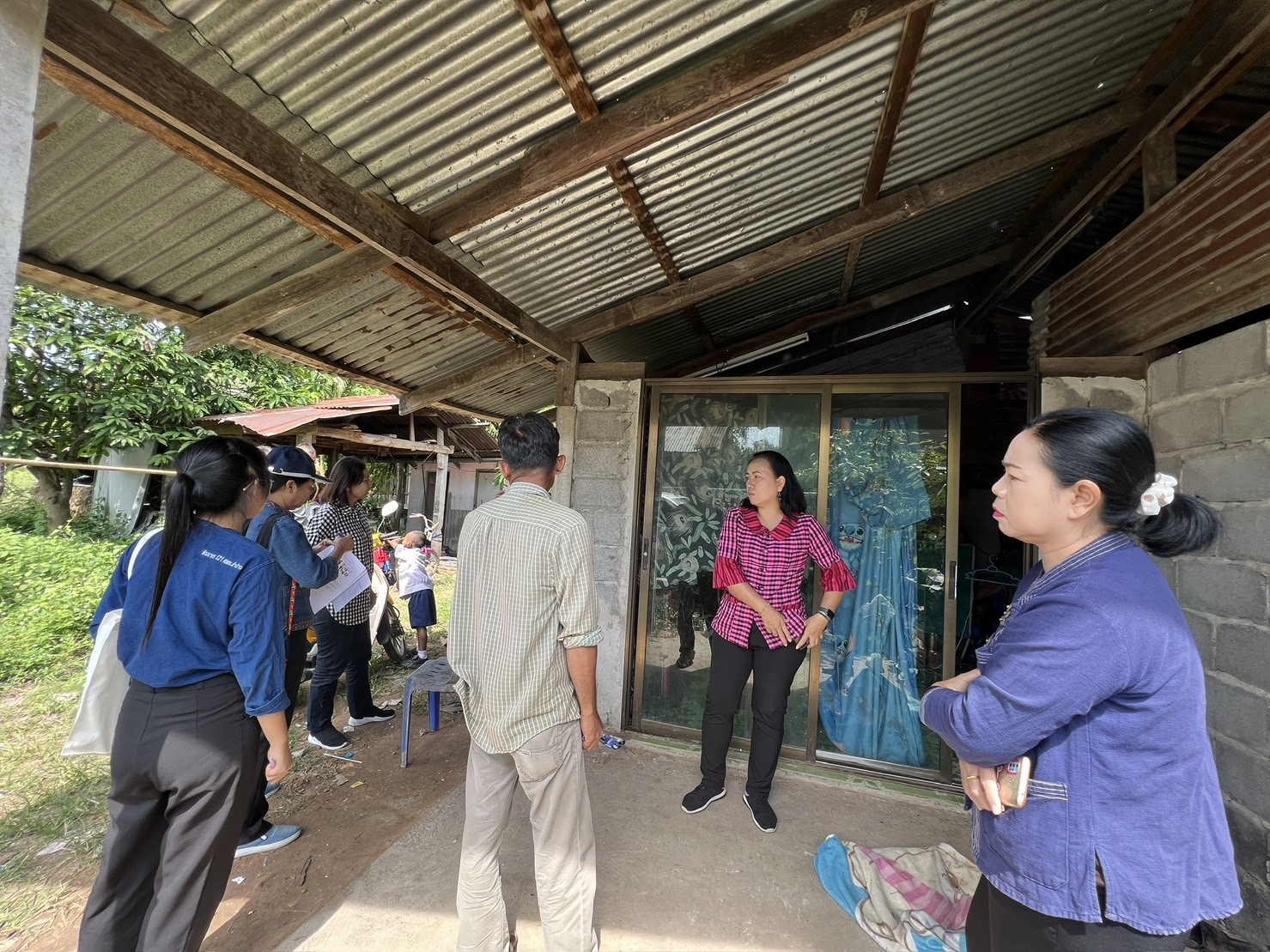 พช.ขอนแก่น : ลงพื้นที่อำเภอภูเวียง เก็บข้อมูลของครัวเรือนที่ตกเกณฑ์ฯ เพื่อร่วมวิเคราะห์สภาพปัญหาและกำหนดแนวทางการให้ความช่วยเหลือ