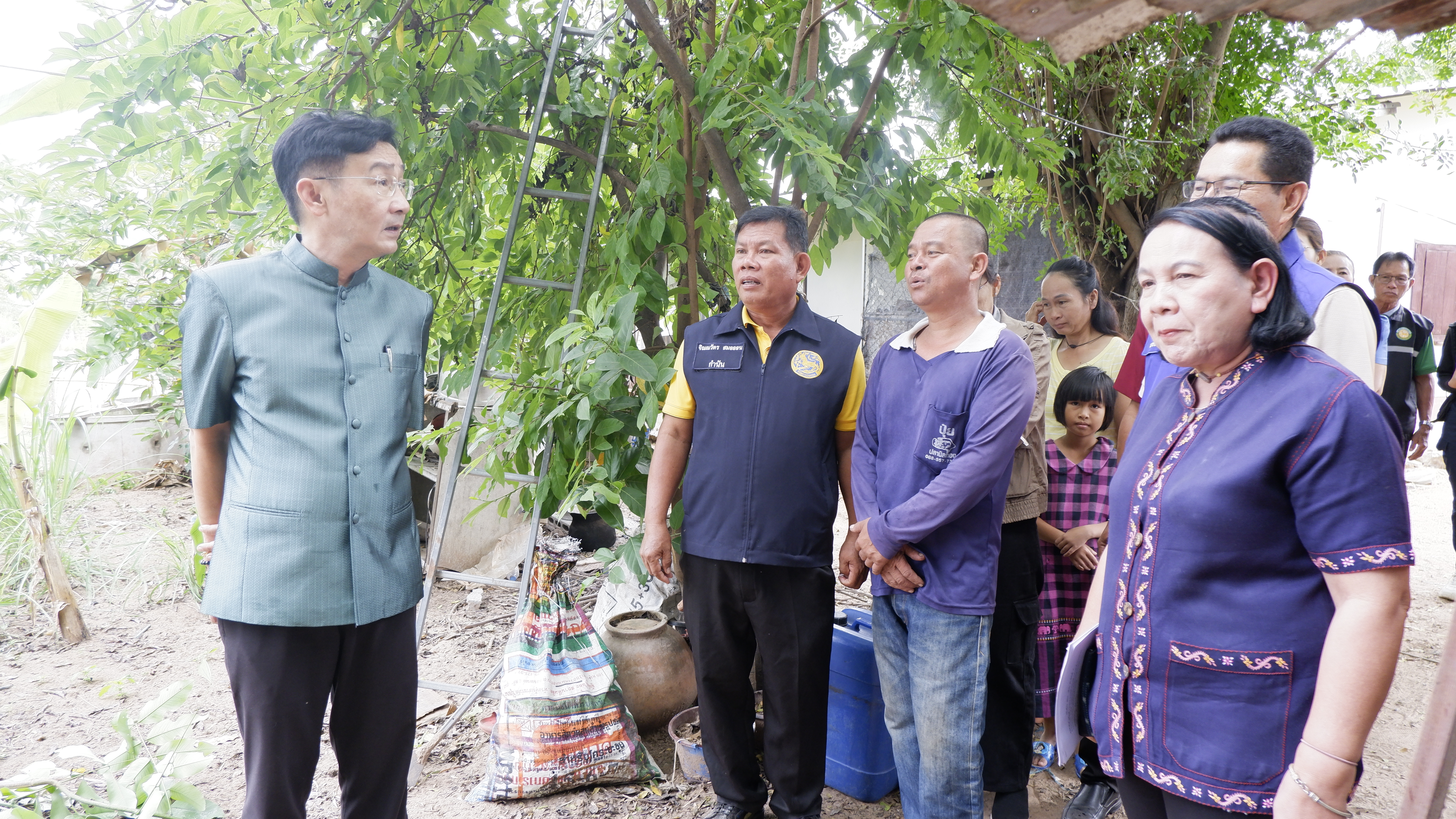 รองผู้ว่าฯ ขอนแก่น นำทีมลงพื้นที่ขับเคลื่อนนโยบายการดำเนินงานขจัดความยากจนฯ เน้นย้ำการนำหลักปรัชญาของเศรษฐกิจพอเพียง มาเป็นแนวทางในการดำเนินชีวิต