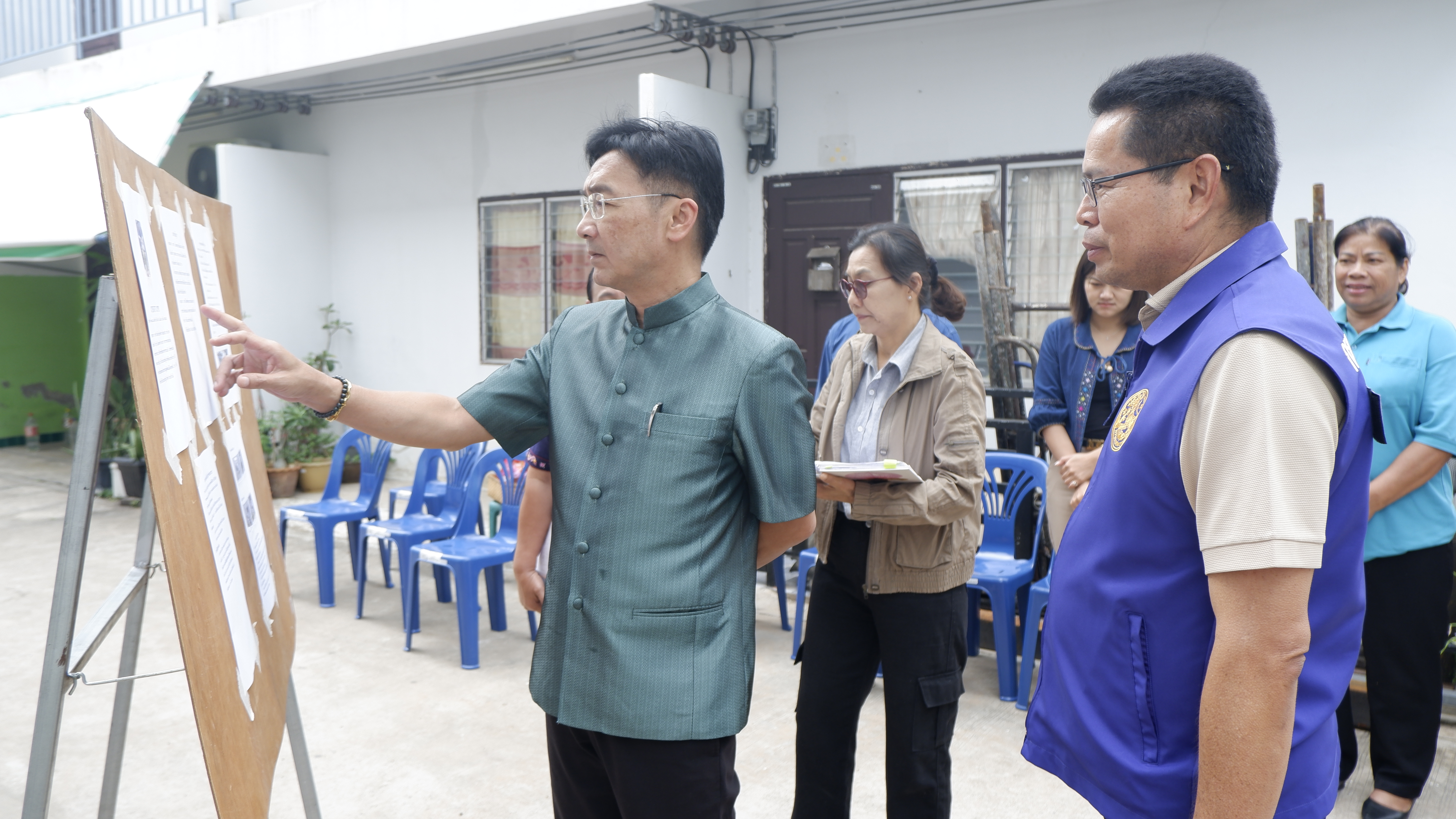 รองผู้ว่าฯ ขอนแก่น นำทีมลงพื้นที่ขับเคลื่อนนโยบายการดำเนินงานขจัดความยากจนฯ เน้นย้ำการนำหลักปรัชญาของเศรษฐกิจพอเพียง มาเป็นแนวทางในการดำเนินชีวิต