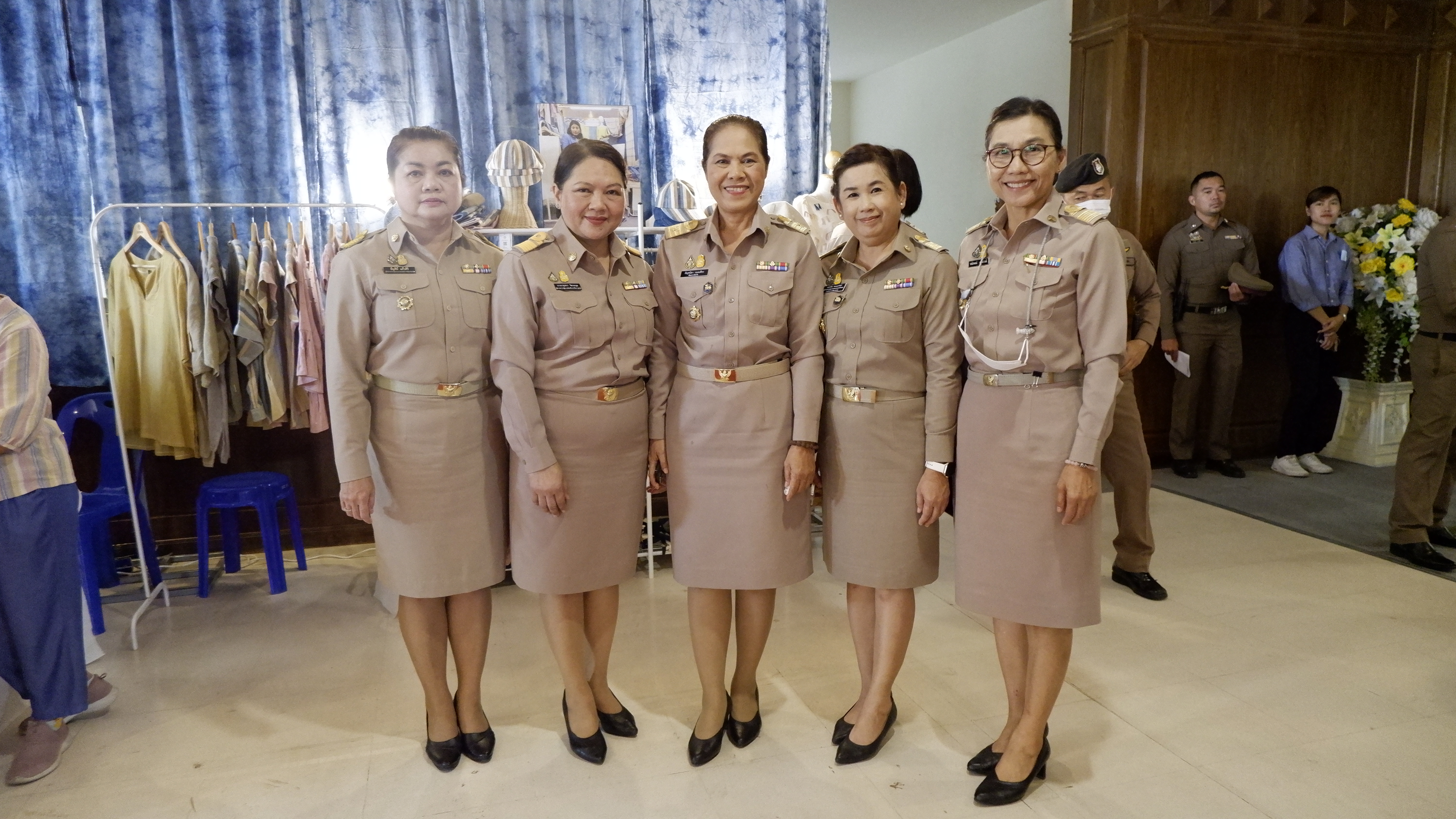 จังหวัดขอนแก่น : รองนายกรัฐมนตรีและรัฐมนตรีว่าการกระทรวงมหาดไทย มอบนโยบายสำคัญของรัฐบาลและกระทรวงมหาดไทยแก่จังหวัดขอนแก่น เน้นย้ำการจัดระเบียบสังคม ปราบปรามผู้มีอิทธิพล ลดค่าครองชีพ ส่งเสริม OTOP ควบคู่ Soft Power เพื่อเพิ่มรายได้ให้ประชาชน