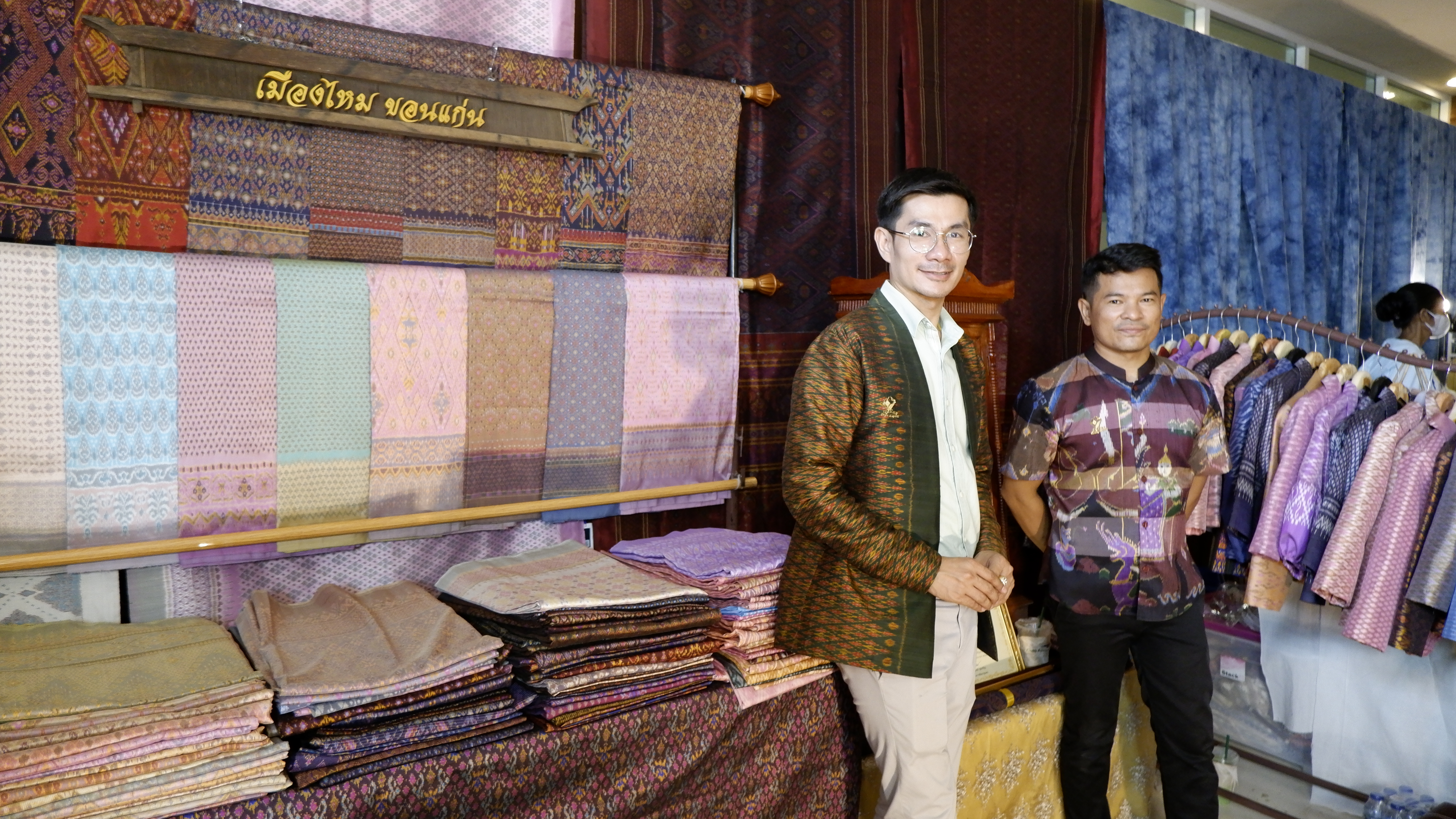 จังหวัดขอนแก่น : รองนายกรัฐมนตรีและรัฐมนตรีว่าการกระทรวงมหาดไทย มอบนโยบายสำคัญของรัฐบาลและกระทรวงมหาดไทยแก่จังหวัดขอนแก่น เน้นย้ำการจัดระเบียบสังคม ปราบปรามผู้มีอิทธิพล ลดค่าครองชีพ ส่งเสริม OTOP ควบคู่ Soft Power เพื่อเพิ่มรายได้ให้ประชาชน