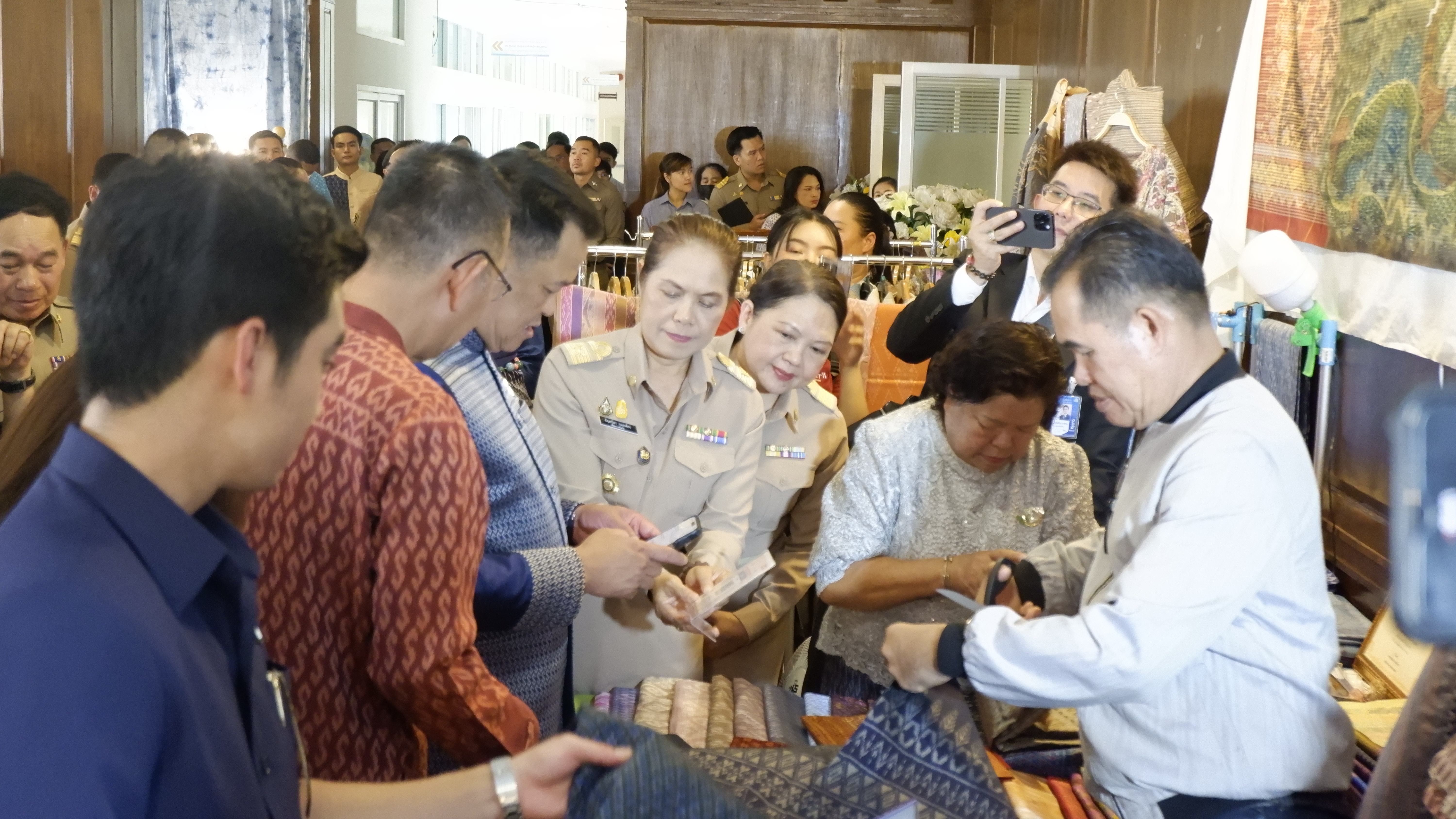 จังหวัดขอนแก่น : รองนายกรัฐมนตรีและรัฐมนตรีว่าการกระทรวงมหาดไทย มอบนโยบายสำคัญของรัฐบาลและกระทรวงมหาดไทยแก่จังหวัดขอนแก่น เน้นย้ำการจัดระเบียบสังคม ปราบปรามผู้มีอิทธิพล ลดค่าครองชีพ ส่งเสริม OTOP ควบคู่ Soft Power เพื่อเพิ่มรายได้ให้ประชาชน