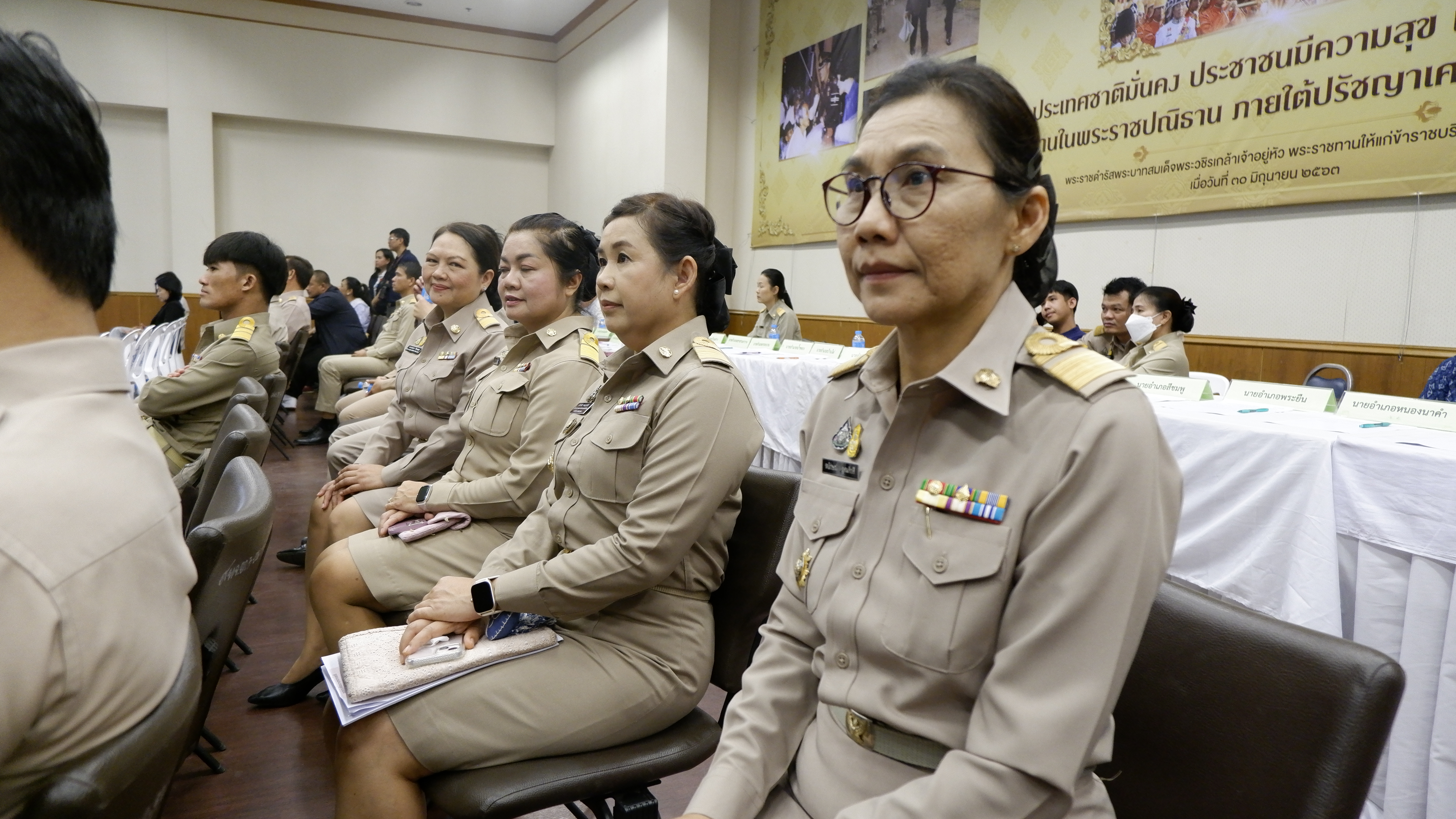 จังหวัดขอนแก่น : รองนายกรัฐมนตรีและรัฐมนตรีว่าการกระทรวงมหาดไทย มอบนโยบายสำคัญของรัฐบาลและกระทรวงมหาดไทยแก่จังหวัดขอนแก่น เน้นย้ำการจัดระเบียบสังคม ปราบปรามผู้มีอิทธิพล ลดค่าครองชีพ ส่งเสริม OTOP ควบคู่ Soft Power เพื่อเพิ่มรายได้ให้ประชาชน