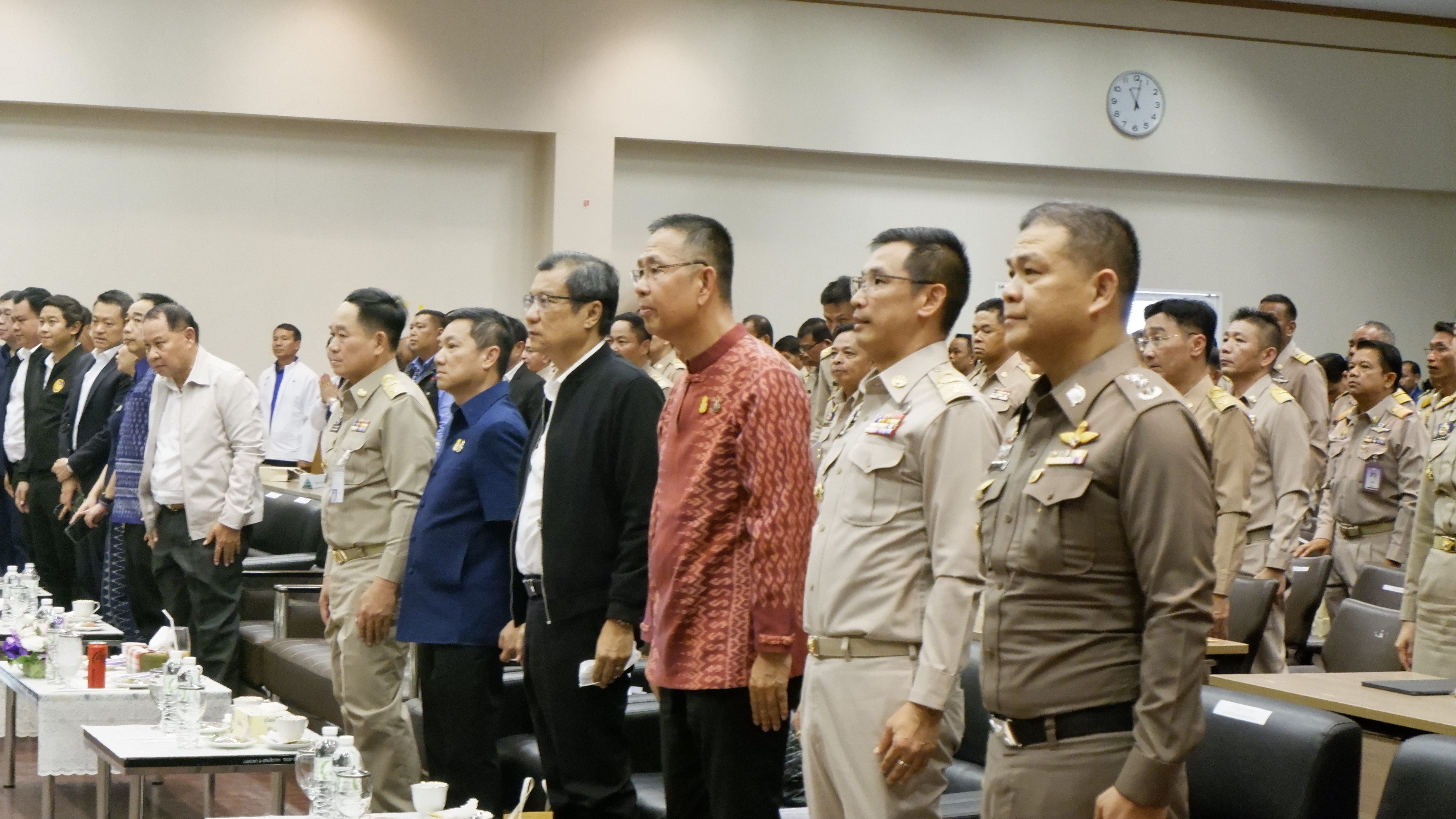 จังหวัดขอนแก่น : รองนายกรัฐมนตรีและรัฐมนตรีว่าการกระทรวงมหาดไทย มอบนโยบายสำคัญของรัฐบาลและกระทรวงมหาดไทยแก่จังหวัดขอนแก่น เน้นย้ำการจัดระเบียบสังคม ปราบปรามผู้มีอิทธิพล ลดค่าครองชีพ ส่งเสริม OTOP ควบคู่ Soft Power เพื่อเพิ่มรายได้ให้ประชาชน