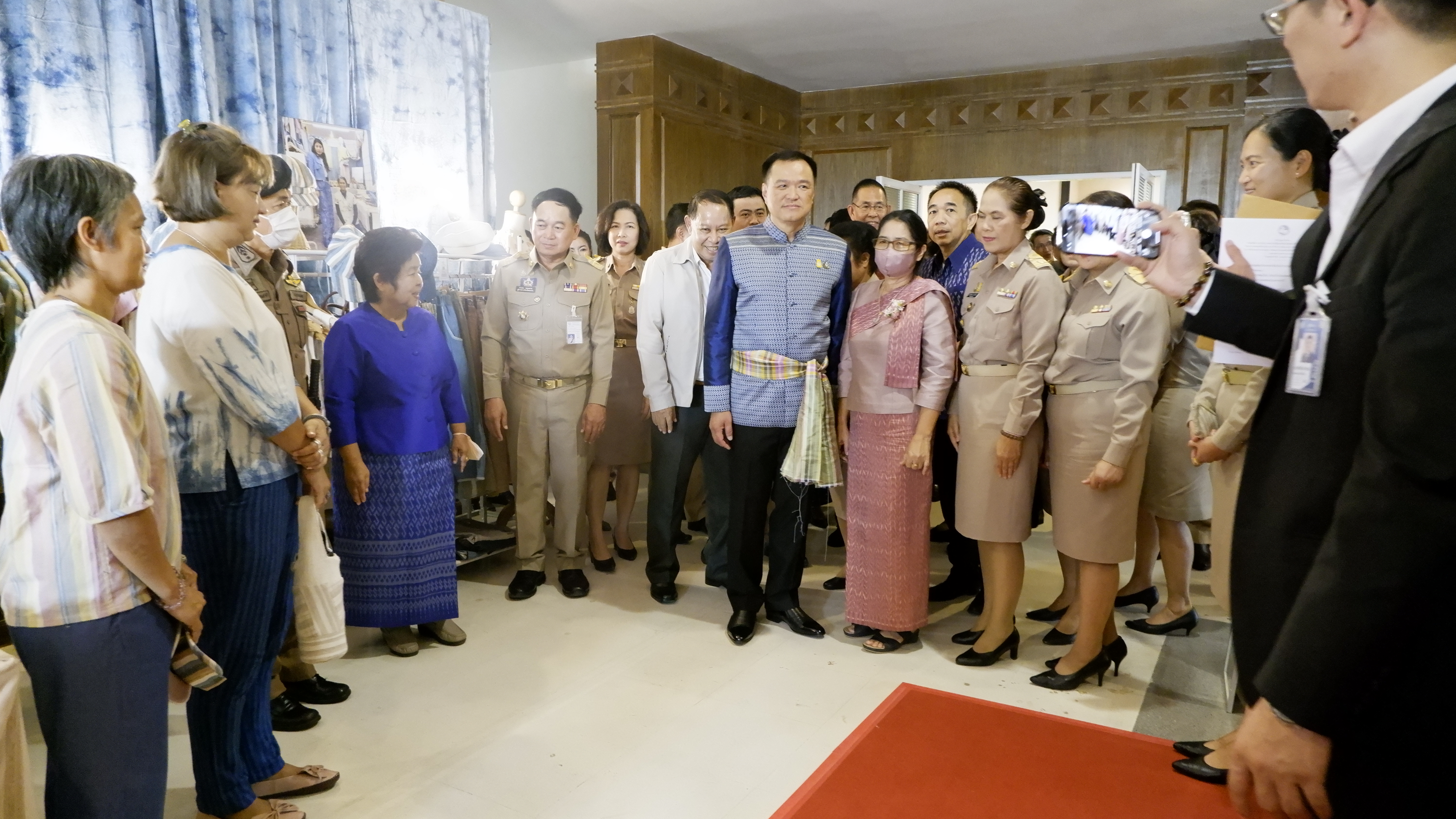 จังหวัดขอนแก่น : รองนายกรัฐมนตรีและรัฐมนตรีว่าการกระทรวงมหาดไทย มอบนโยบายสำคัญของรัฐบาลและกระทรวงมหาดไทยแก่จังหวัดขอนแก่น เน้นย้ำการจัดระเบียบสังคม ปราบปรามผู้มีอิทธิพล ลดค่าครองชีพ ส่งเสริม OTOP ควบคู่ Soft Power เพื่อเพิ่มรายได้ให้ประชาชน