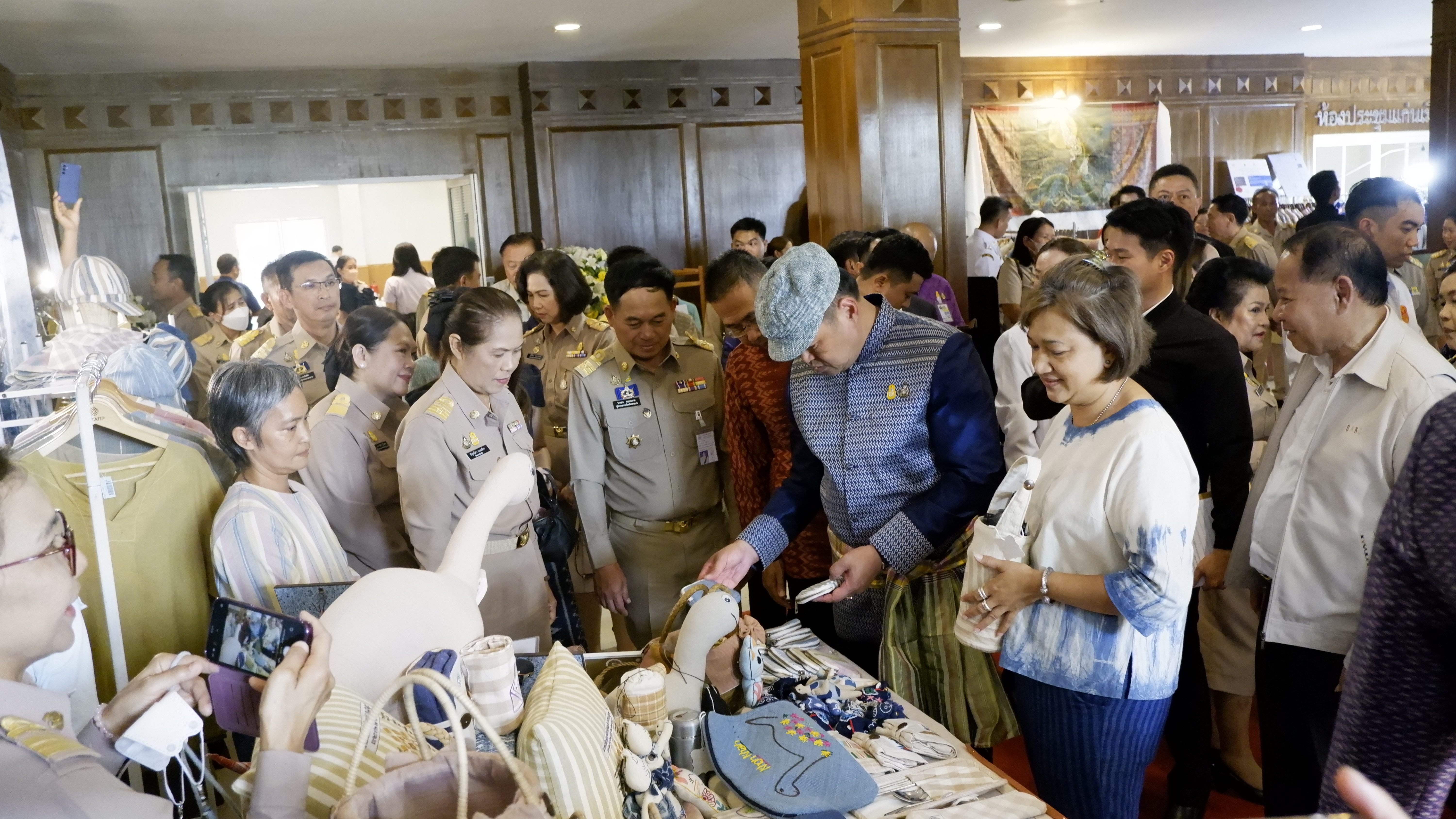 จังหวัดขอนแก่น : รองนายกรัฐมนตรีและรัฐมนตรีว่าการกระทรวงมหาดไทย มอบนโยบายสำคัญของรัฐบาลและกระทรวงมหาดไทยแก่จังหวัดขอนแก่น เน้นย้ำการจัดระเบียบสังคม ปราบปรามผู้มีอิทธิพล ลดค่าครองชีพ ส่งเสริม OTOP ควบคู่ Soft Power เพื่อเพิ่มรายได้ให้ประชาชน