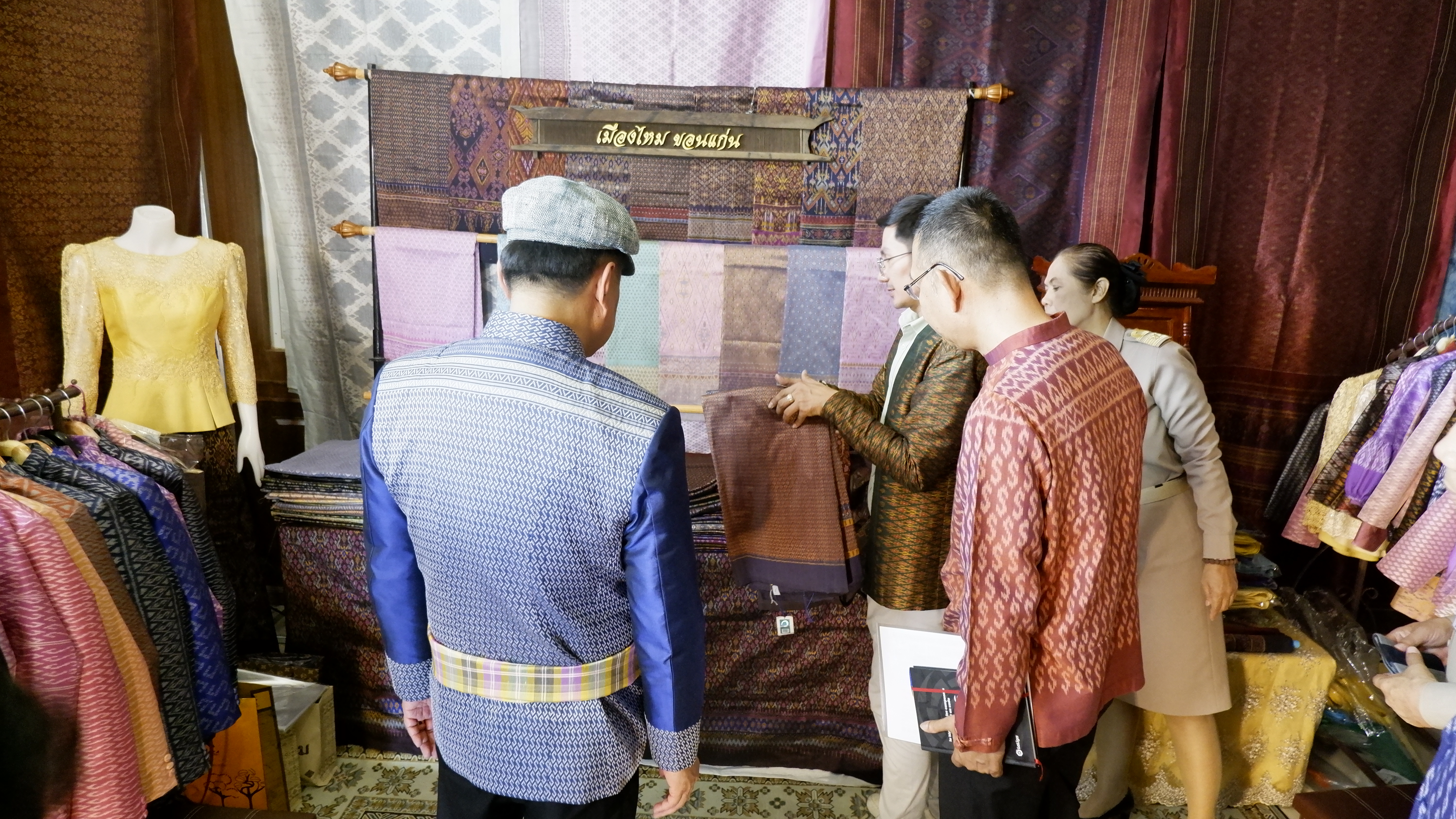 จังหวัดขอนแก่น : รองนายกรัฐมนตรีและรัฐมนตรีว่าการกระทรวงมหาดไทย มอบนโยบายสำคัญของรัฐบาลและกระทรวงมหาดไทยแก่จังหวัดขอนแก่น เน้นย้ำการจัดระเบียบสังคม ปราบปรามผู้มีอิทธิพล ลดค่าครองชีพ ส่งเสริม OTOP ควบคู่ Soft Power เพื่อเพิ่มรายได้ให้ประชาชน
