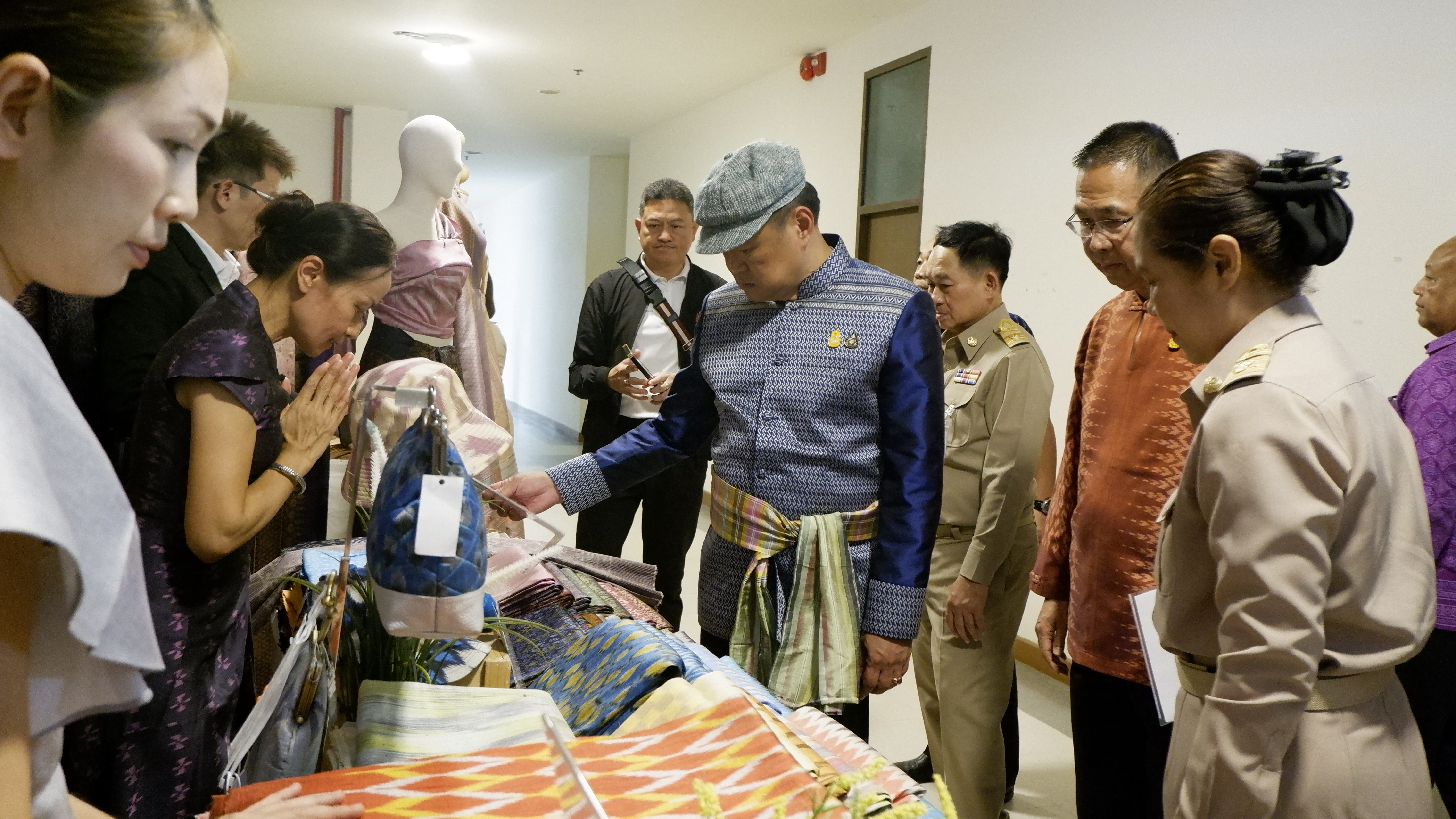 จังหวัดขอนแก่น : รองนายกรัฐมนตรีและรัฐมนตรีว่าการกระทรวงมหาดไทย มอบนโยบายสำคัญของรัฐบาลและกระทรวงมหาดไทยแก่จังหวัดขอนแก่น เน้นย้ำการจัดระเบียบสังคม ปราบปรามผู้มีอิทธิพล ลดค่าครองชีพ ส่งเสริม OTOP ควบคู่ Soft Power เพื่อเพิ่มรายได้ให้ประชาชน