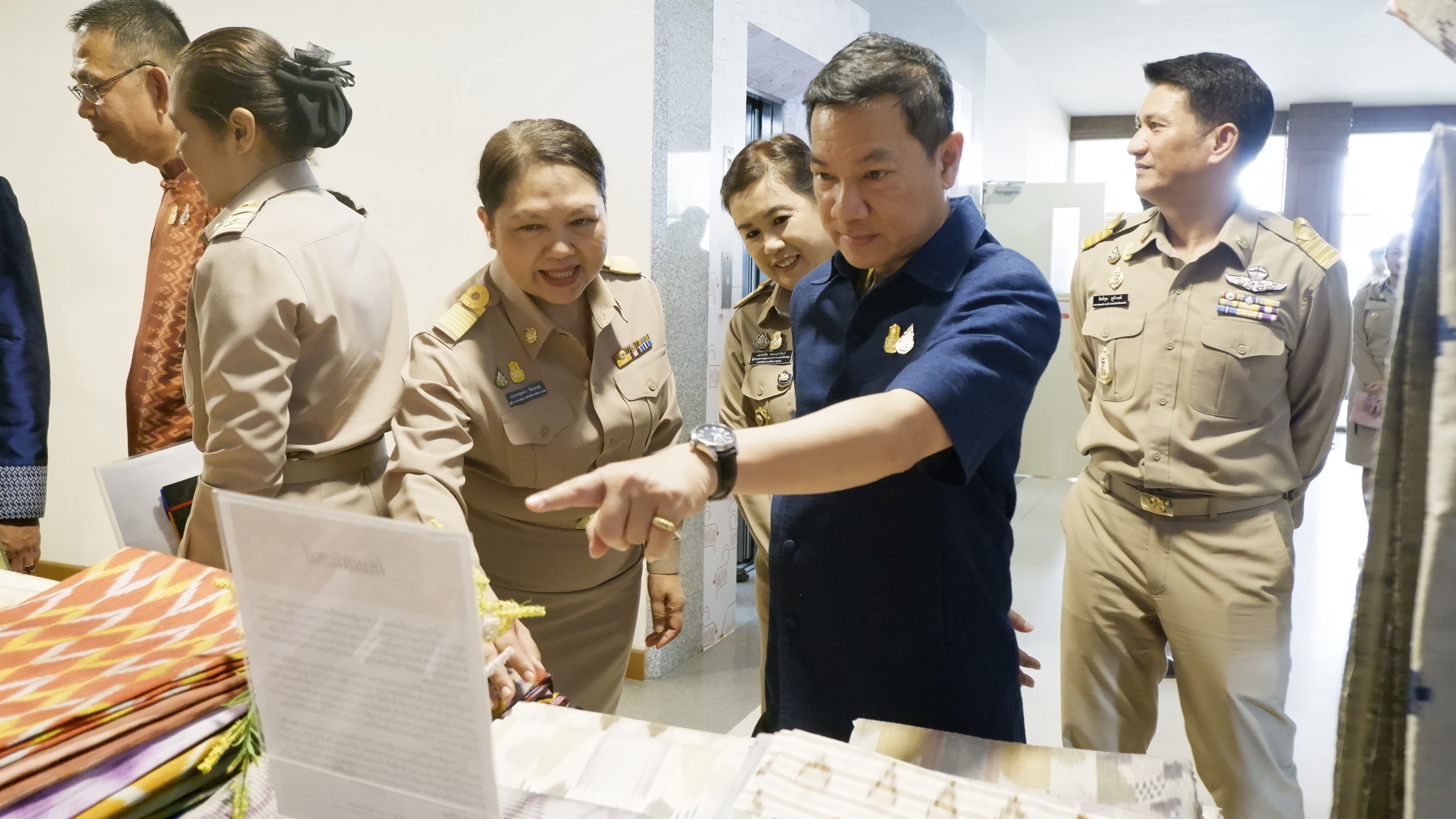 จังหวัดขอนแก่น : รองนายกรัฐมนตรีและรัฐมนตรีว่าการกระทรวงมหาดไทย มอบนโยบายสำคัญของรัฐบาลและกระทรวงมหาดไทยแก่จังหวัดขอนแก่น เน้นย้ำการจัดระเบียบสังคม ปราบปรามผู้มีอิทธิพล ลดค่าครองชีพ ส่งเสริม OTOP ควบคู่ Soft Power เพื่อเพิ่มรายได้ให้ประชาชน