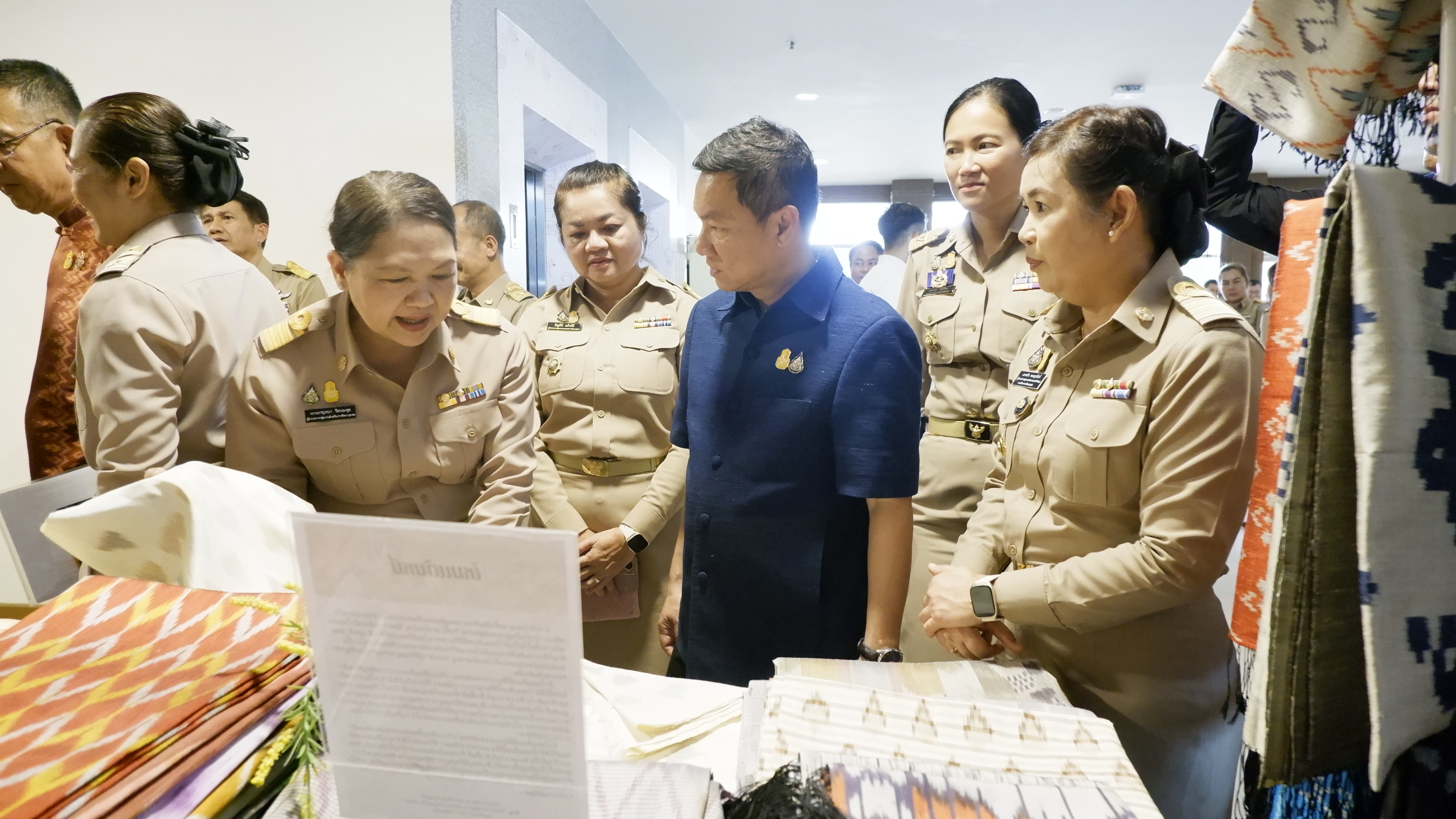 จังหวัดขอนแก่น : รองนายกรัฐมนตรีและรัฐมนตรีว่าการกระทรวงมหาดไทย มอบนโยบายสำคัญของรัฐบาลและกระทรวงมหาดไทยแก่จังหวัดขอนแก่น เน้นย้ำการจัดระเบียบสังคม ปราบปรามผู้มีอิทธิพล ลดค่าครองชีพ ส่งเสริม OTOP ควบคู่ Soft Power เพื่อเพิ่มรายได้ให้ประชาชน