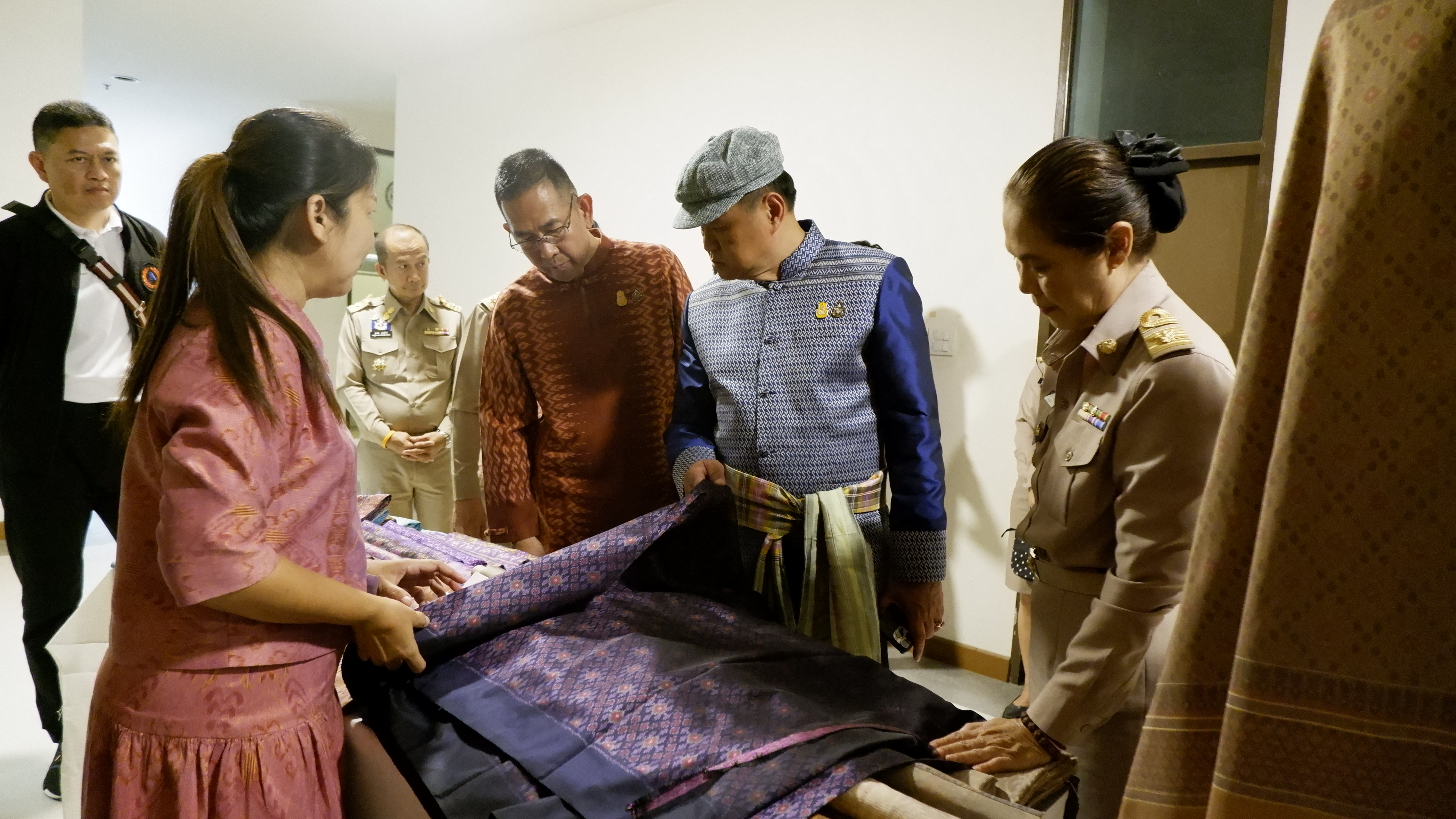 จังหวัดขอนแก่น : รองนายกรัฐมนตรีและรัฐมนตรีว่าการกระทรวงมหาดไทย มอบนโยบายสำคัญของรัฐบาลและกระทรวงมหาดไทยแก่จังหวัดขอนแก่น เน้นย้ำการจัดระเบียบสังคม ปราบปรามผู้มีอิทธิพล ลดค่าครองชีพ ส่งเสริม OTOP ควบคู่ Soft Power เพื่อเพิ่มรายได้ให้ประชาชน