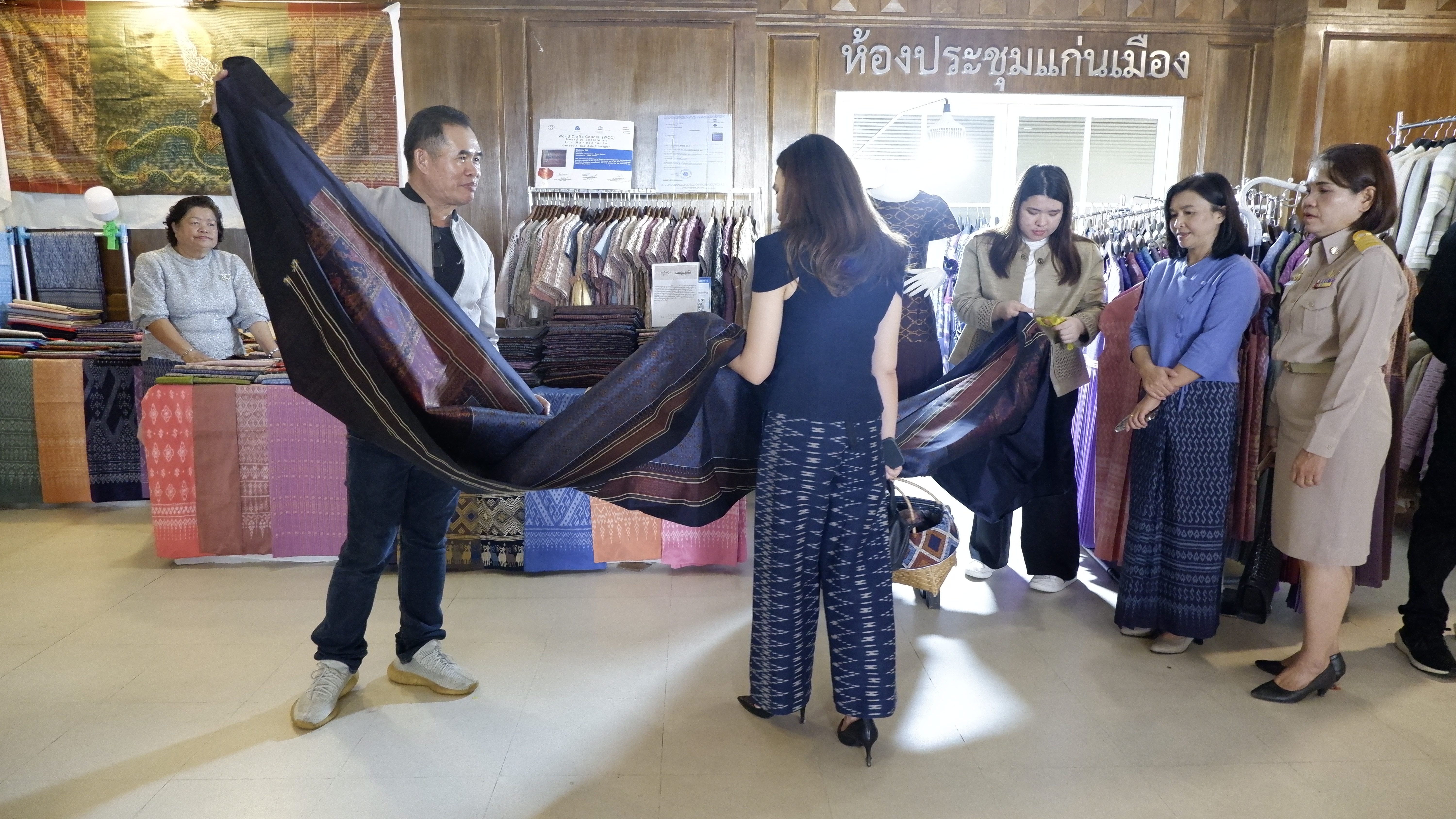 จังหวัดขอนแก่น : รองนายกรัฐมนตรีและรัฐมนตรีว่าการกระทรวงมหาดไทย มอบนโยบายสำคัญของรัฐบาลและกระทรวงมหาดไทยแก่จังหวัดขอนแก่น เน้นย้ำการจัดระเบียบสังคม ปราบปรามผู้มีอิทธิพล ลดค่าครองชีพ ส่งเสริม OTOP ควบคู่ Soft Power เพื่อเพิ่มรายได้ให้ประชาชน