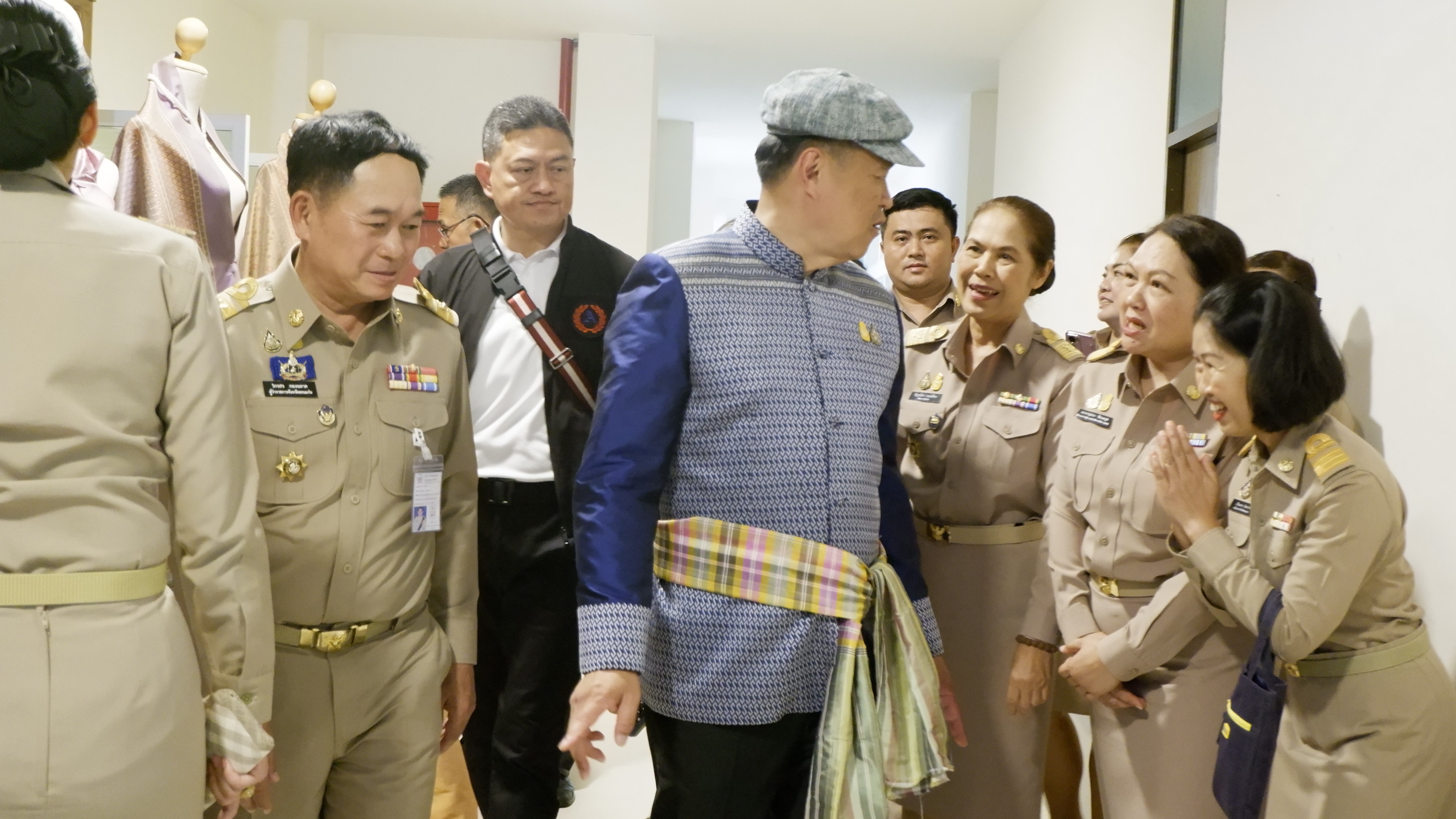 จังหวัดขอนแก่น : รองนายกรัฐมนตรีและรัฐมนตรีว่าการกระทรวงมหาดไทย มอบนโยบายสำคัญของรัฐบาลและกระทรวงมหาดไทยแก่จังหวัดขอนแก่น เน้นย้ำการจัดระเบียบสังคม ปราบปรามผู้มีอิทธิพล ลดค่าครองชีพ ส่งเสริม OTOP ควบคู่ Soft Power เพื่อเพิ่มรายได้ให้ประชาชน