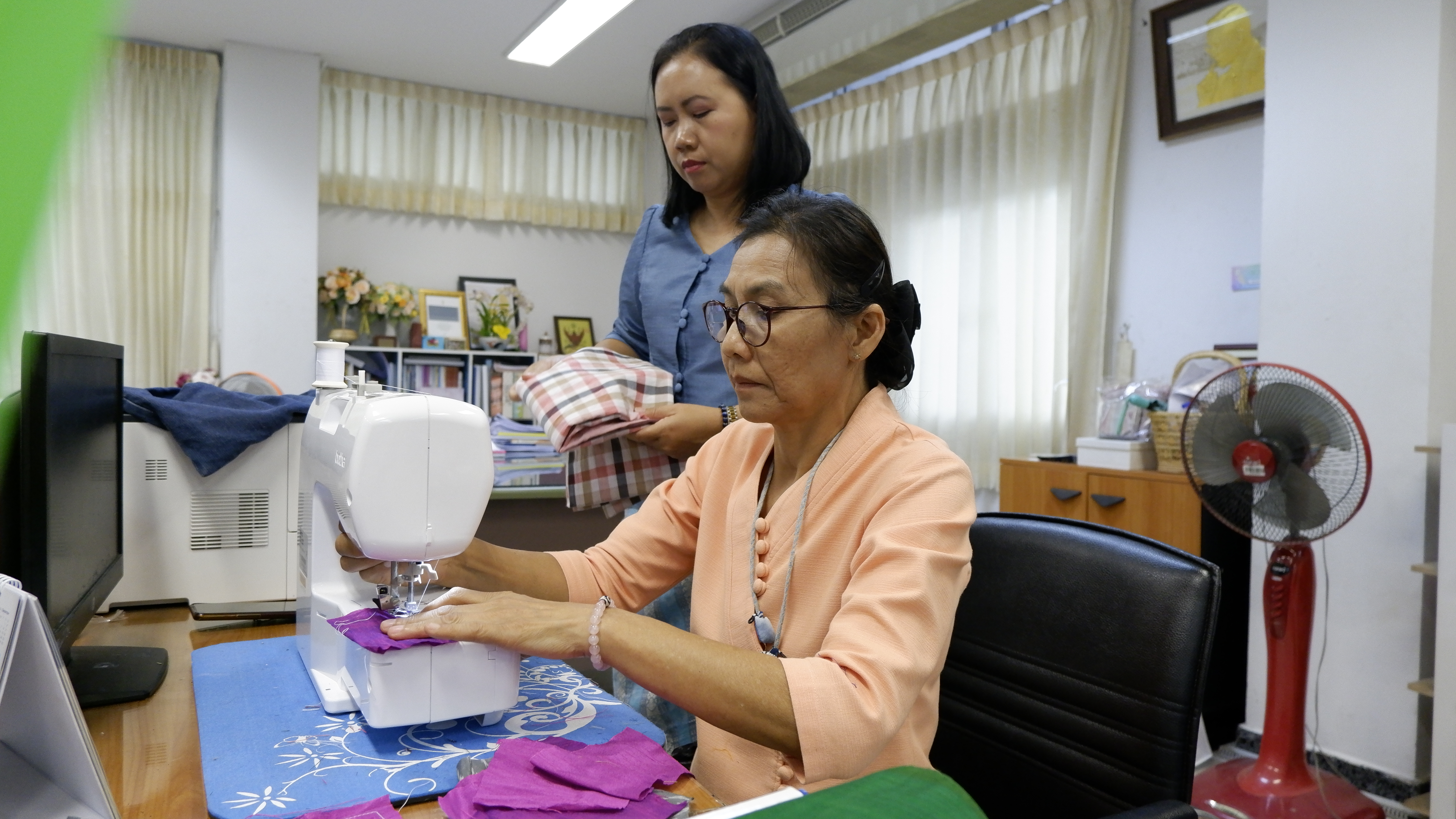 พช.ขอนแก่น : พัฒนาการจังหวัดขอนแก่น นำทีมประดิษฐ์ผีเสื้อจากผ้าไทยประจำจังหวัด