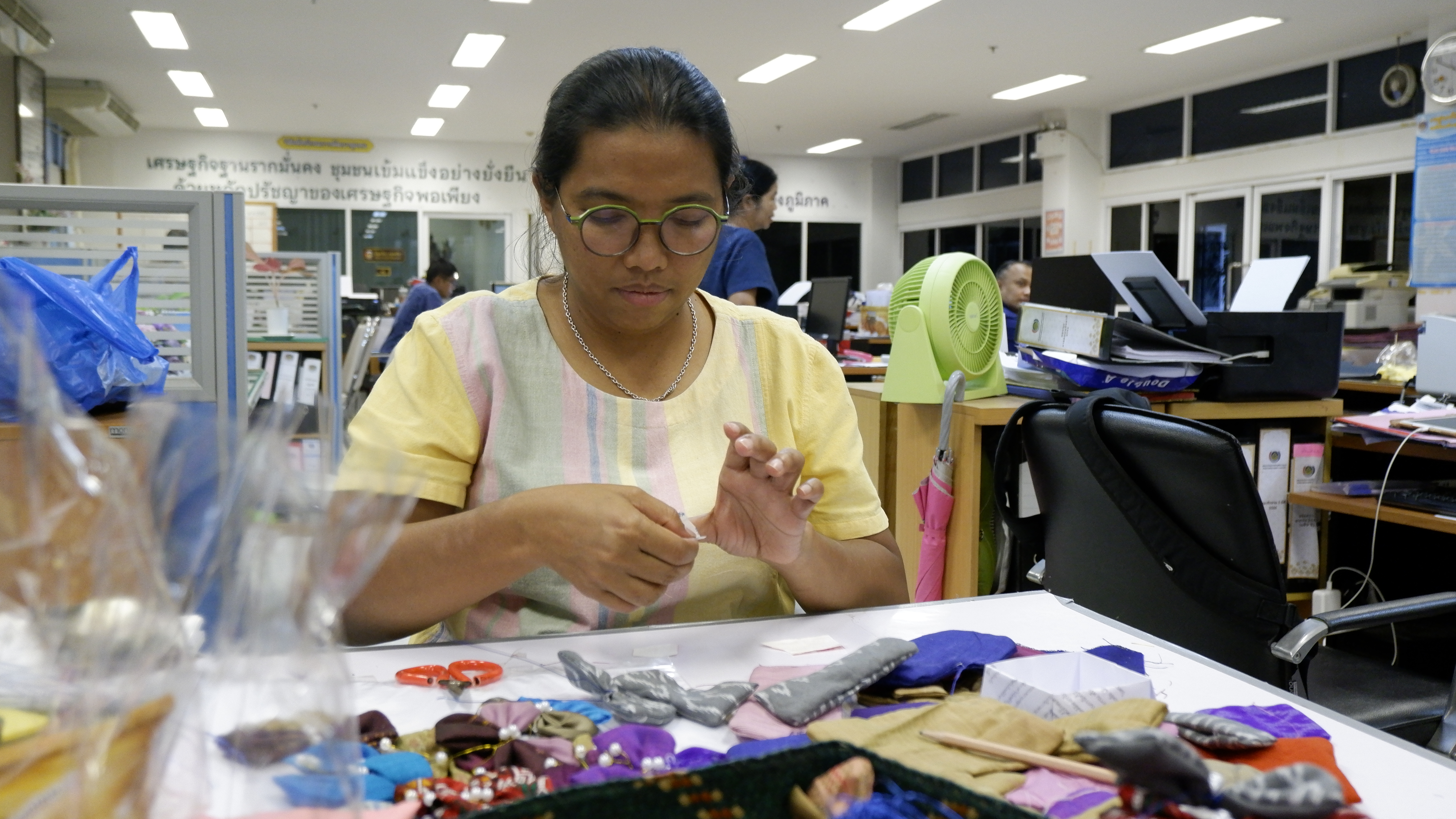 พช.ขอนแก่น : พัฒนาการจังหวัดขอนแก่น นำทีมประดิษฐ์ผีเสื้อจากผ้าไทยประจำจังหวัด