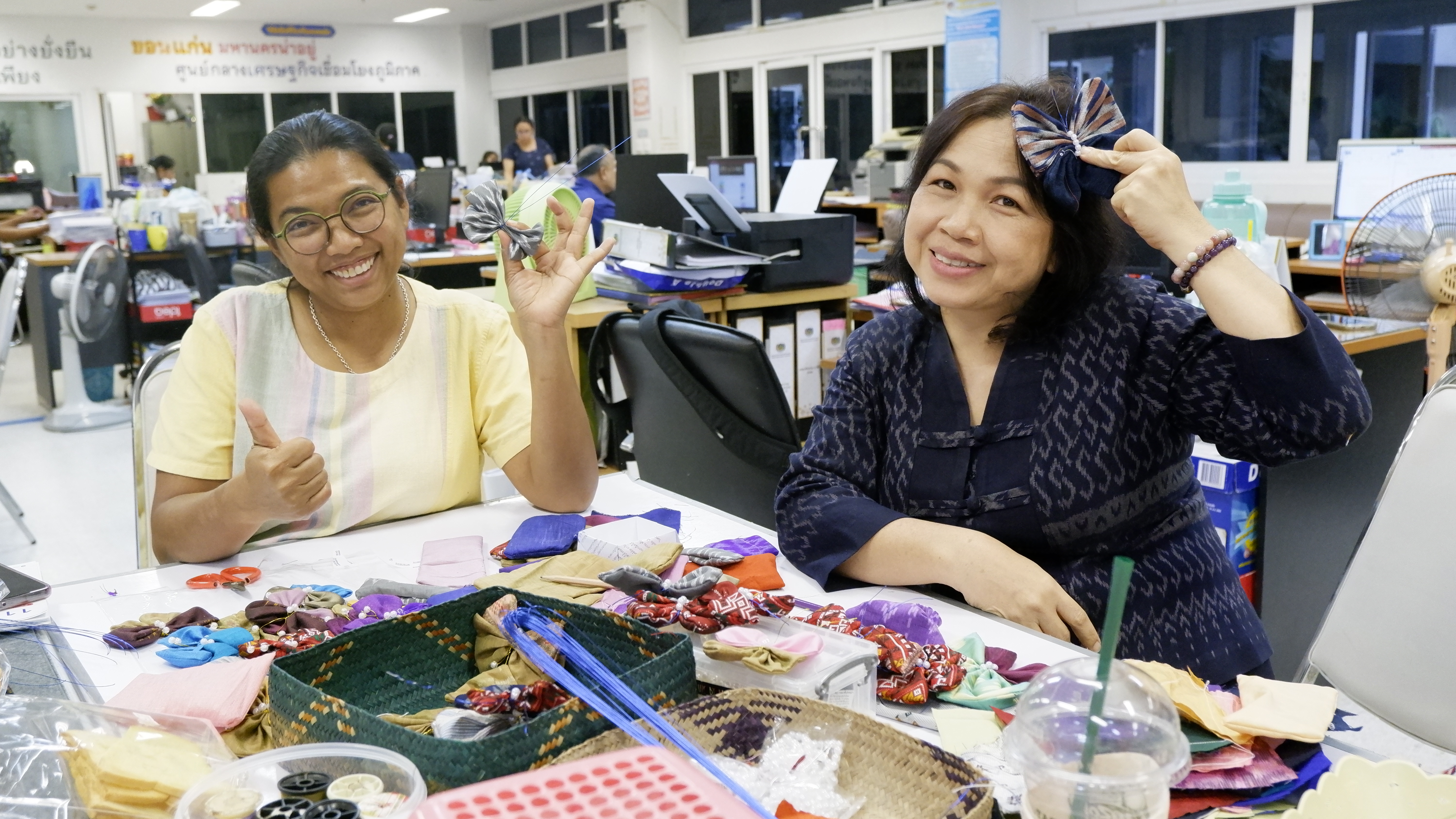 พช.ขอนแก่น : พัฒนาการจังหวัดขอนแก่น นำทีมประดิษฐ์ผีเสื้อจากผ้าไทยประจำจังหวัด