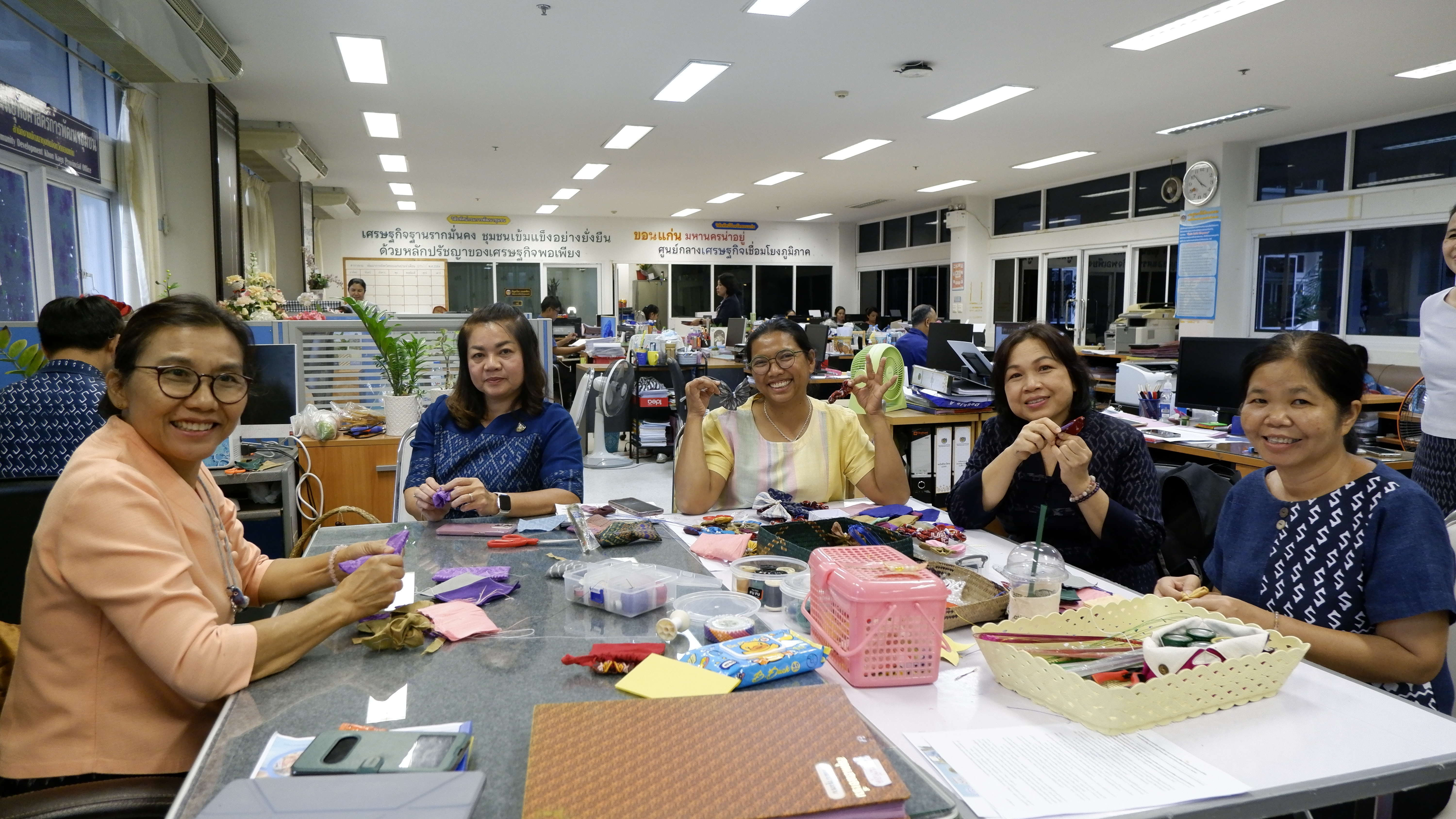 พช.ขอนแก่น : พัฒนาการจังหวัดขอนแก่น นำทีมประดิษฐ์ผีเสื้อจากผ้าไทยประจำจังหวัด