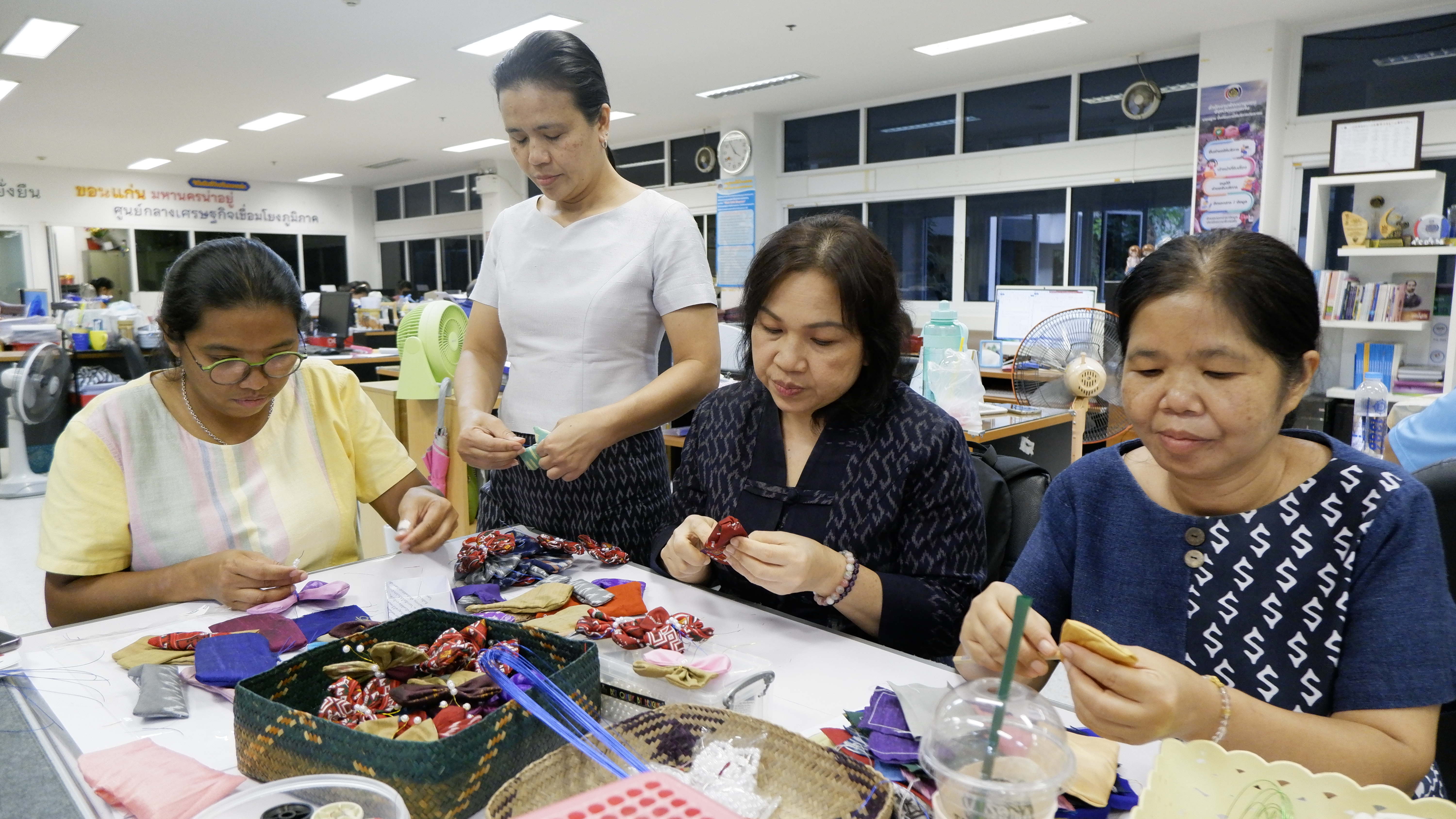 พช.ขอนแก่น : พัฒนาการจังหวัดขอนแก่น นำทีมประดิษฐ์ผีเสื้อจากผ้าไทยประจำจังหวัด