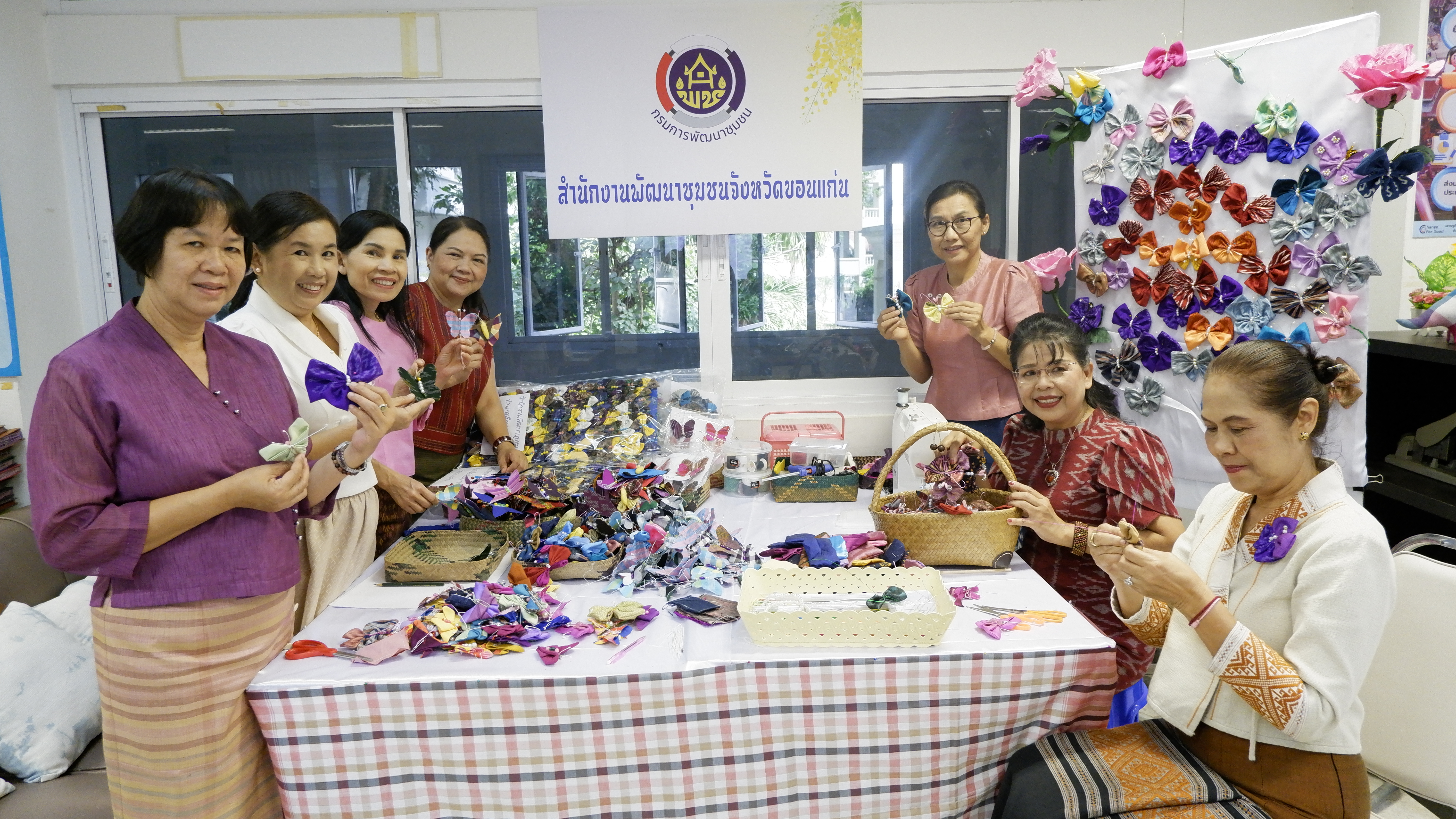 จังหวัดขอนแก่น : นายกเหล่ากาชาดจังหวัดขอนแก่น นำทีมประดิษฐ์ผีเสื้อจากผ้าไทยประจำจังหวัด
