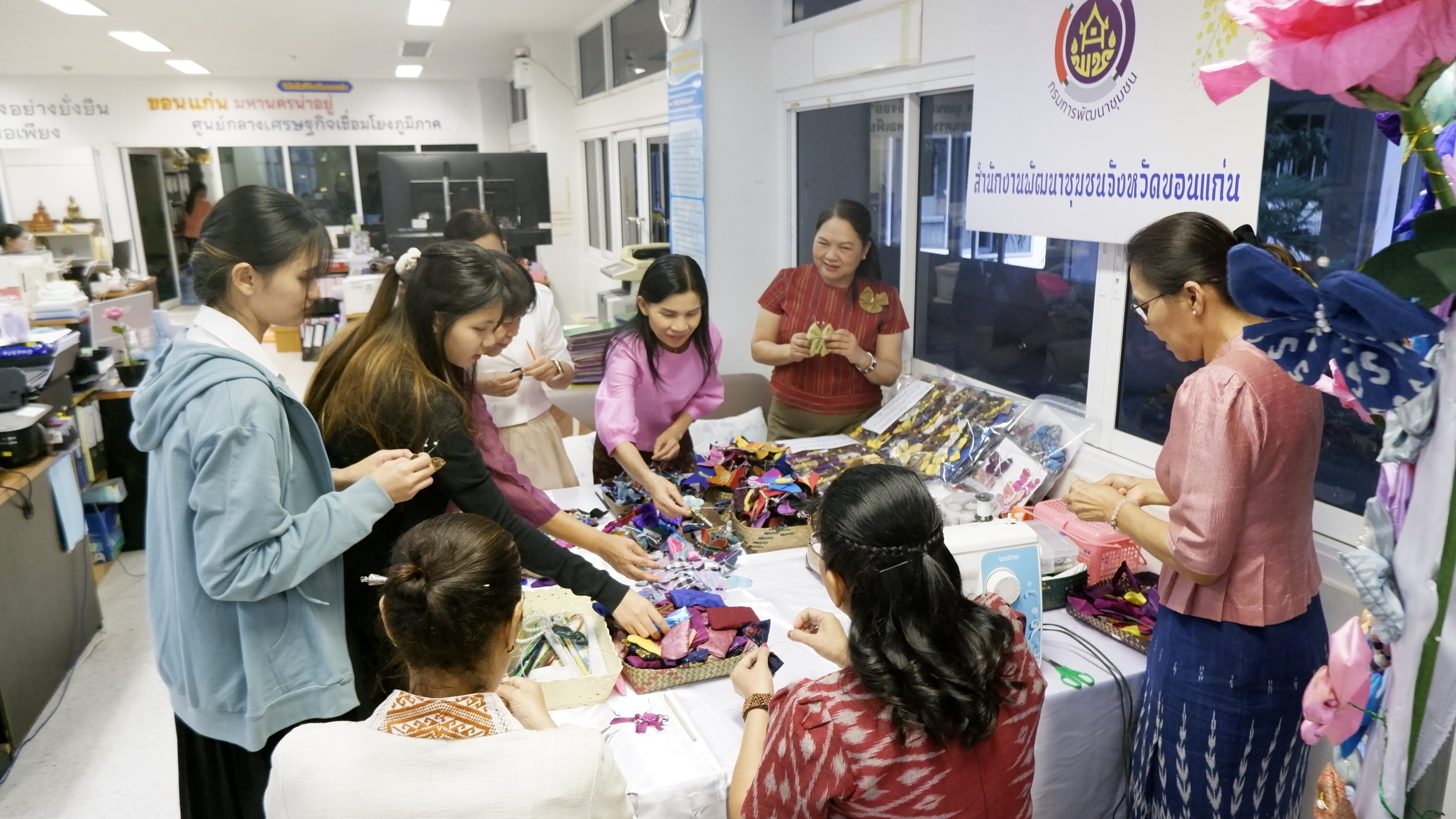 จังหวัดขอนแก่น : นายกเหล่ากาชาดจังหวัดขอนแก่น นำทีมประดิษฐ์ผีเสื้อจากผ้าไทยประจำจังหวัด