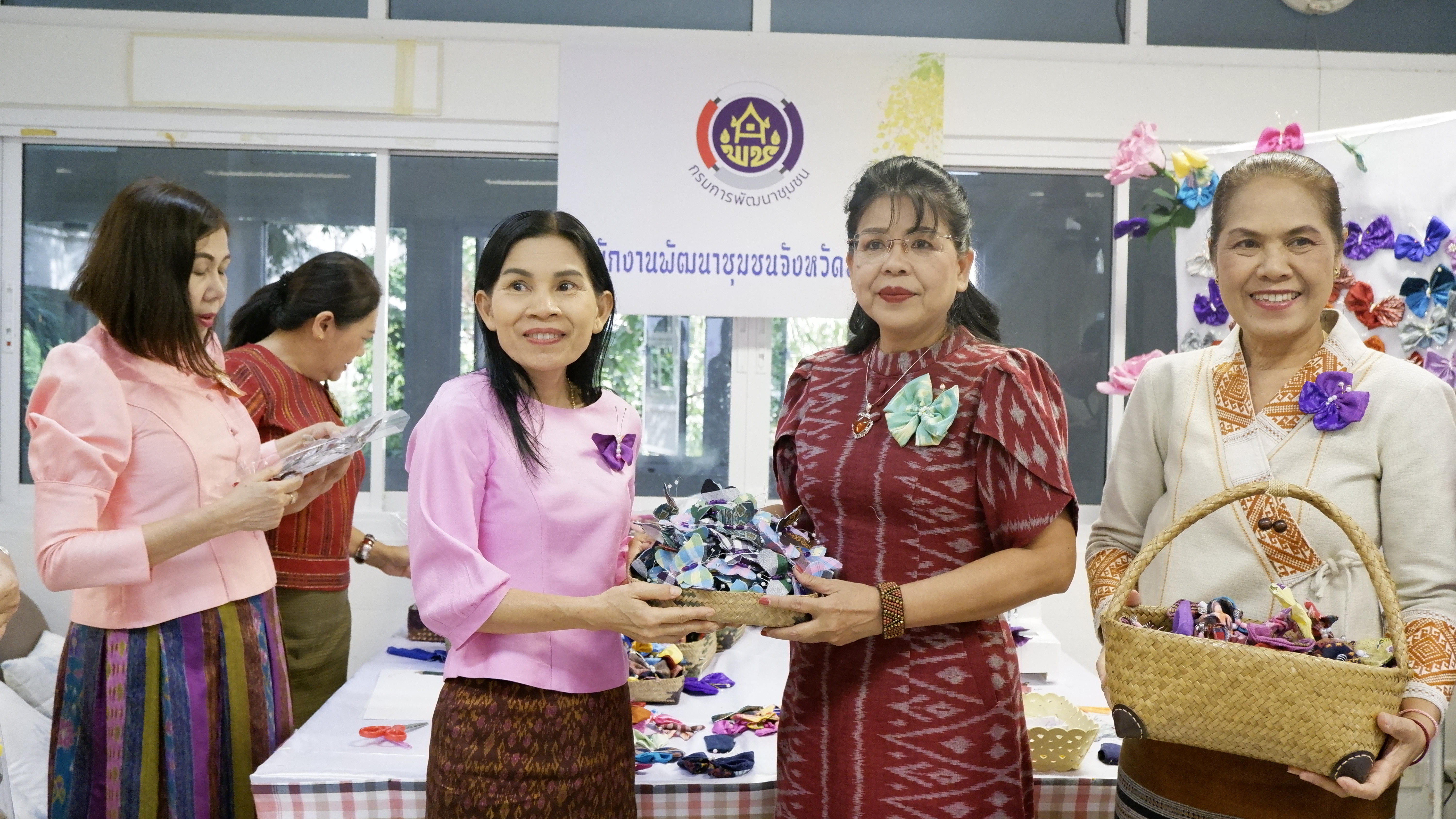 จังหวัดขอนแก่น : นายกเหล่ากาชาดจังหวัดขอนแก่น นำทีมประดิษฐ์ผีเสื้อจากผ้าไทยประจำจังหวัด