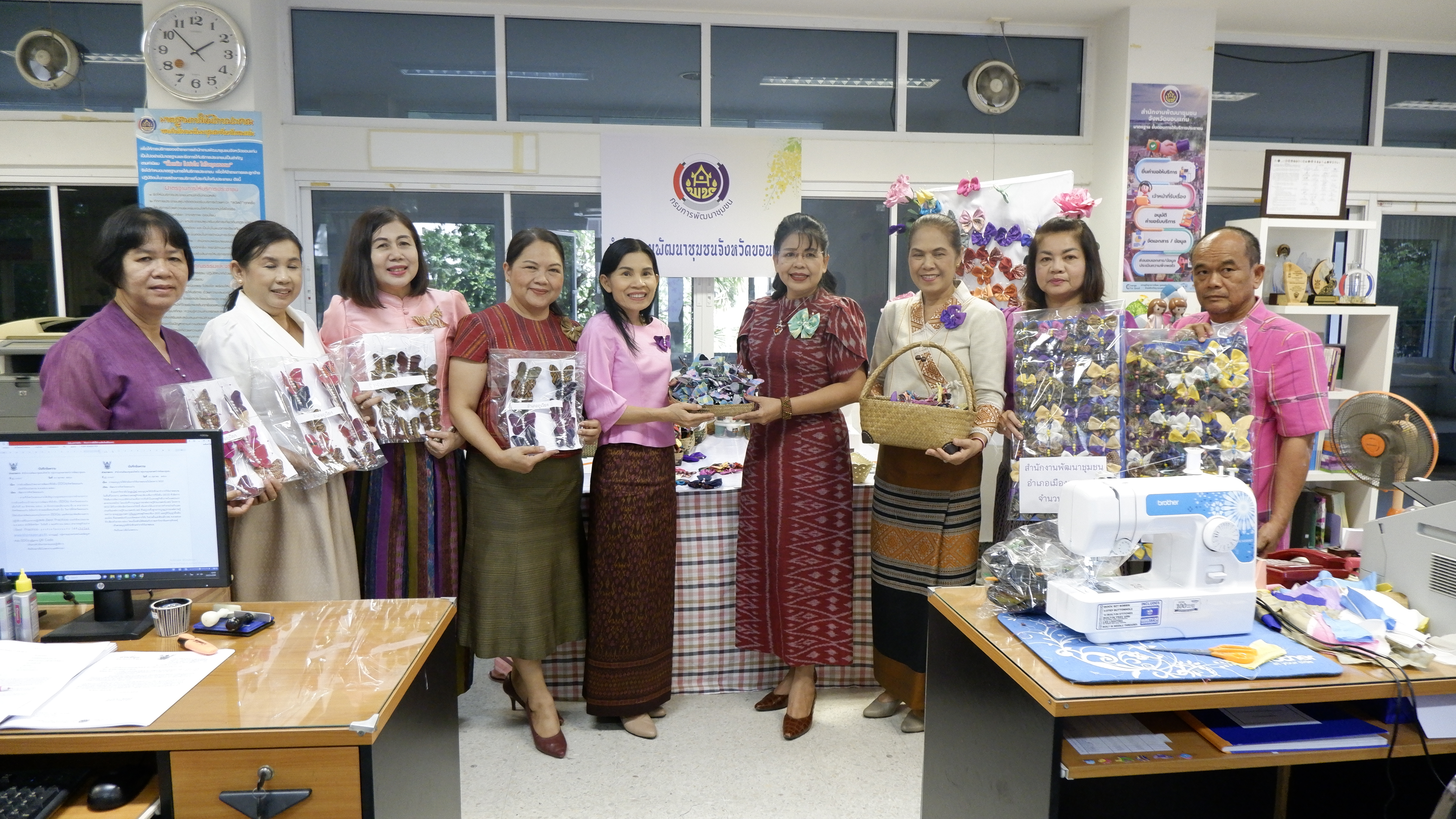 จังหวัดขอนแก่น : นายกเหล่ากาชาดจังหวัดขอนแก่น นำทีมประดิษฐ์ผีเสื้อจากผ้าไทยประจำจังหวัด
