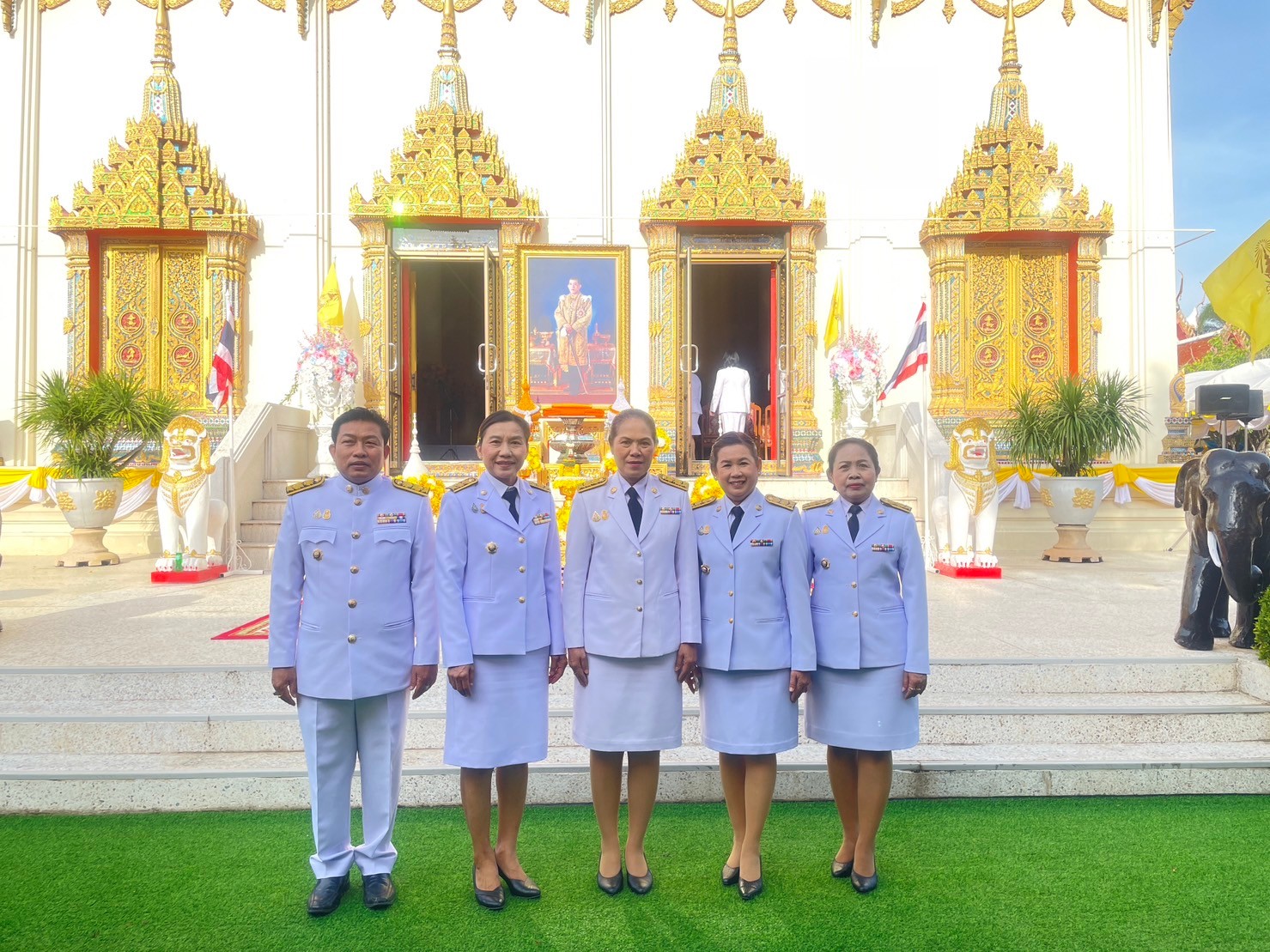 พช.ขอนแก่น : พระบาทสมเด็จพระเจ้าอยู่หัว ทรงพระกรุณาโปรดเกล้าฯ พระราชทานผ้าพระกฐิน ประจำปี พ.ศ. 2566 ให้กรมการพัฒนาชุมชนนำไปทอดถวาย ณ วัดพิกุลทอง พระอารามหลวง ตำบลพิกุลทอง อำเภอท่าช้าง จังหวัดสิงห์บุรี