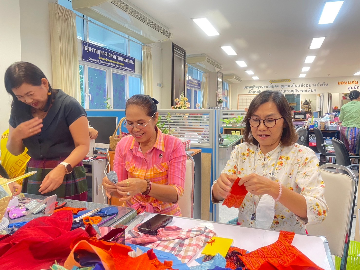 พช.ขอนแก่น : พัฒนาการจังหวัดขอนแก่น นำทีมประดิษฐ์ผีเสื้อจากผ้าไทยประจำจังหวัด
