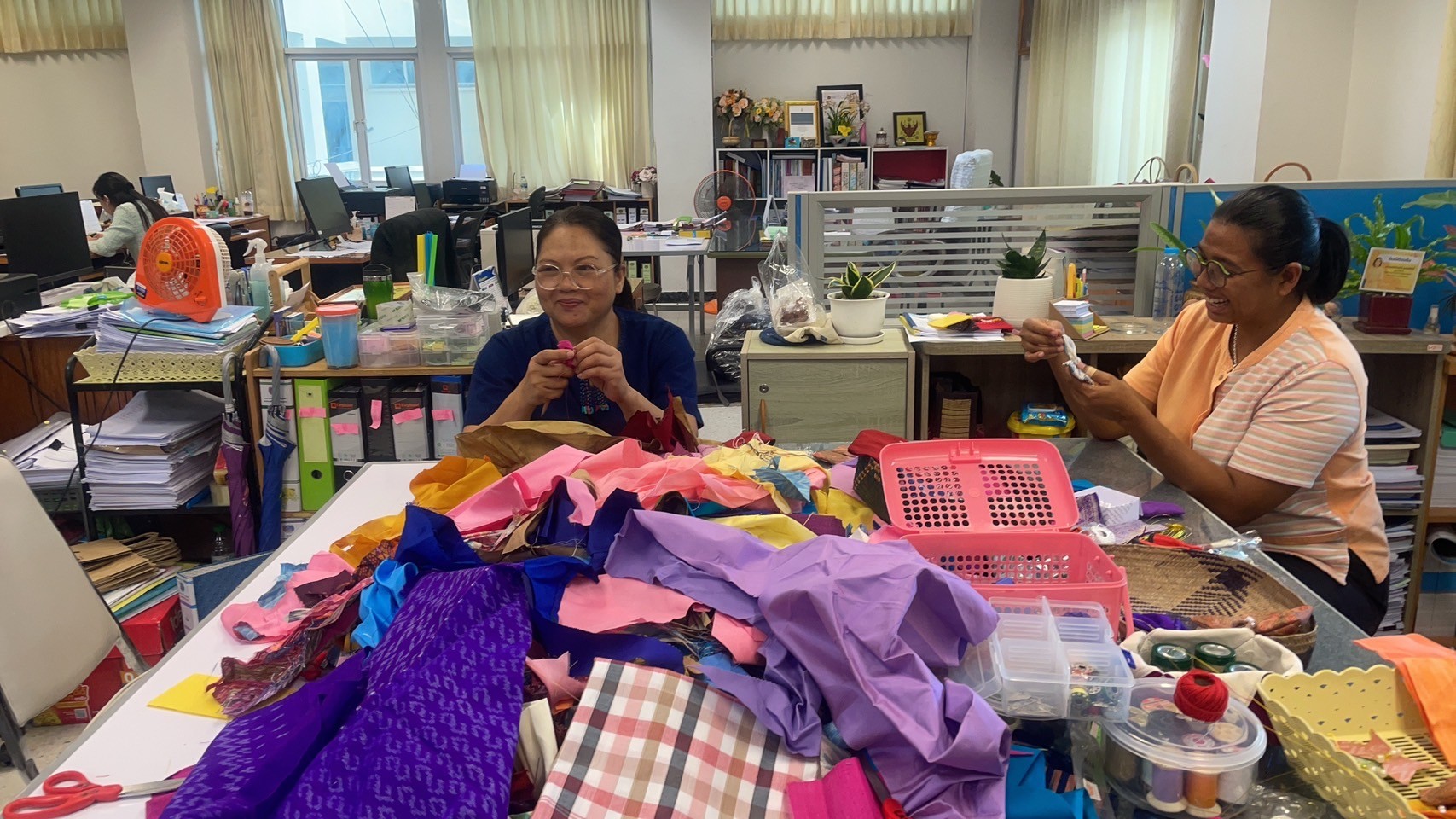 พช.ขอนแก่น : พัฒนาการจังหวัดขอนแก่น นำทีมประดิษฐ์ผีเสื้อจากผ้าไทยประจำจังหวัด