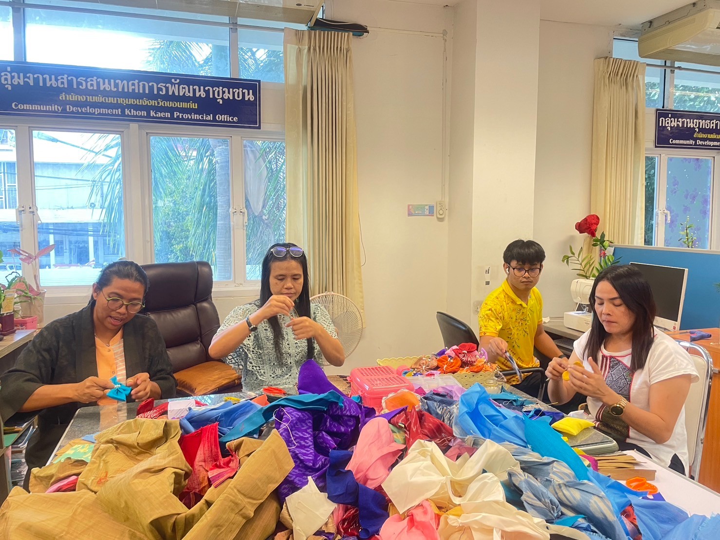 พช.ขอนแก่น : พัฒนาการจังหวัดขอนแก่น นำทีมประดิษฐ์ผีเสื้อจากผ้าไทยประจำจังหวัด