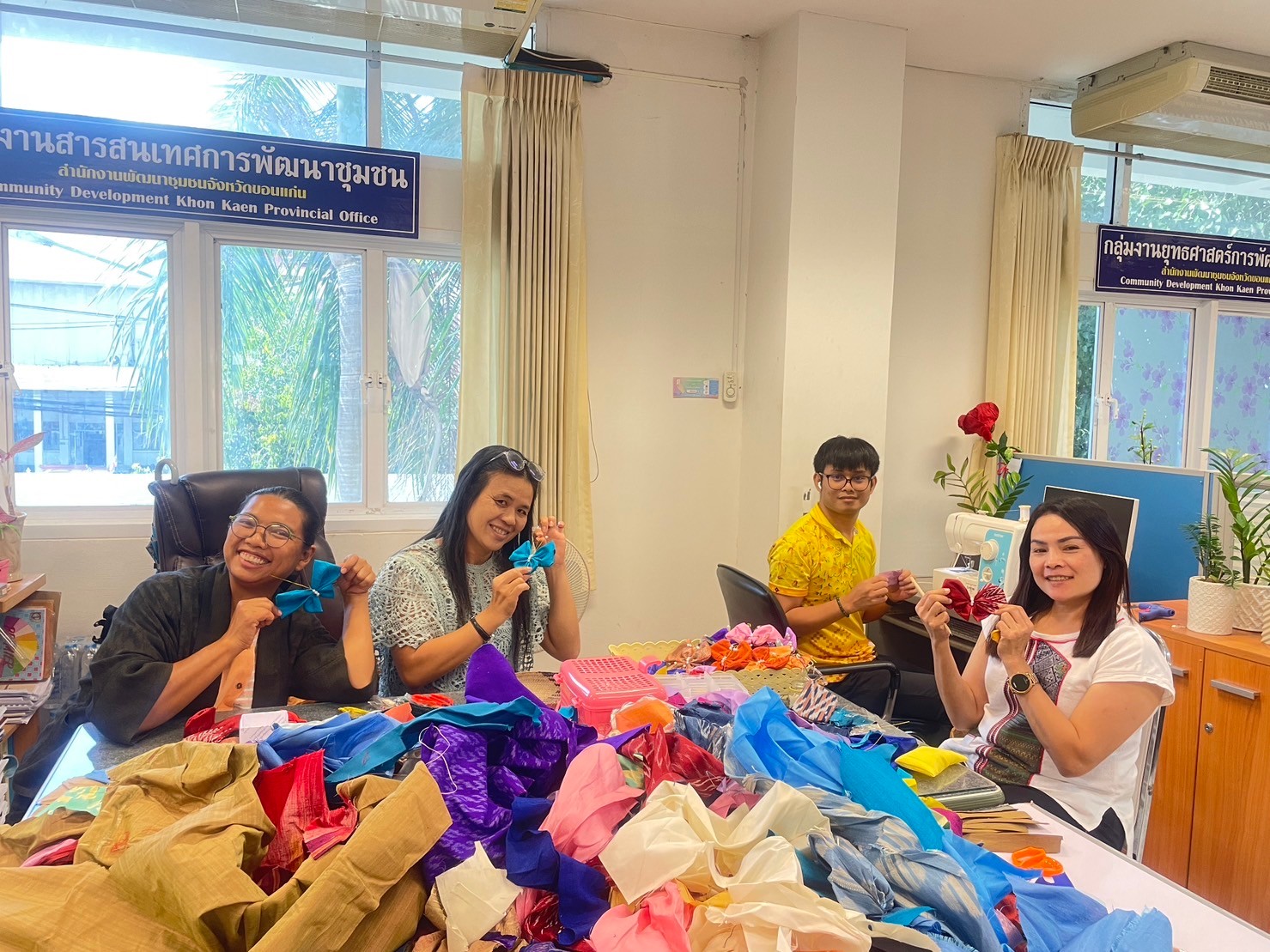 พช.ขอนแก่น : พัฒนาการจังหวัดขอนแก่น นำทีมประดิษฐ์ผีเสื้อจากผ้าไทยประจำจังหวัด