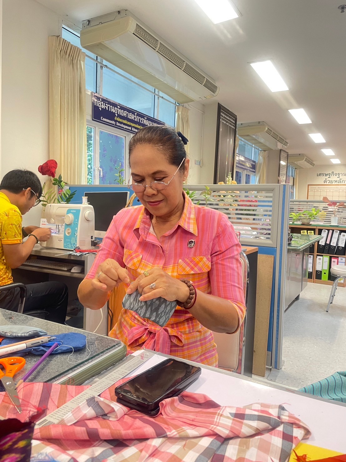 พช.ขอนแก่น : พัฒนาการจังหวัดขอนแก่น นำทีมประดิษฐ์ผีเสื้อจากผ้าไทยประจำจังหวัด