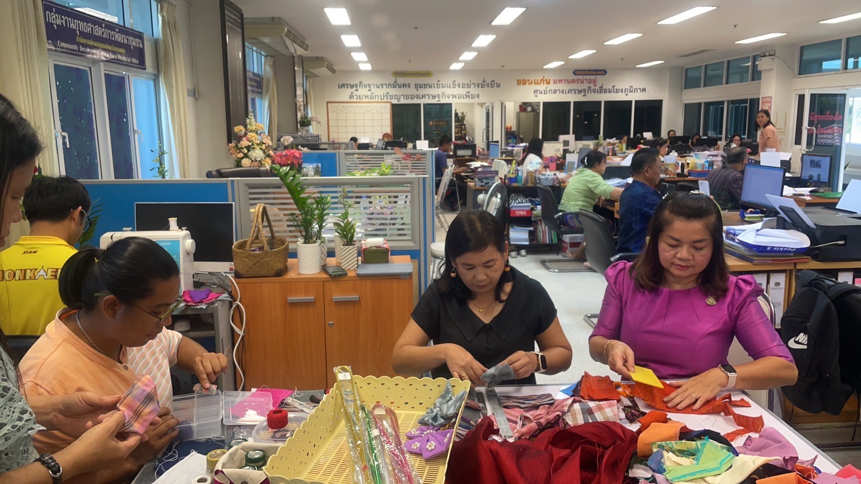 พช.ขอนแก่น : พัฒนาการจังหวัดขอนแก่น นำทีมประดิษฐ์ผีเสื้อจากผ้าไทยประจำจังหวัด