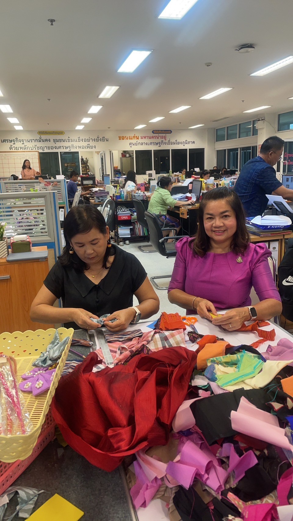 พช.ขอนแก่น : พัฒนาการจังหวัดขอนแก่น นำทีมประดิษฐ์ผีเสื้อจากผ้าไทยประจำจังหวัด