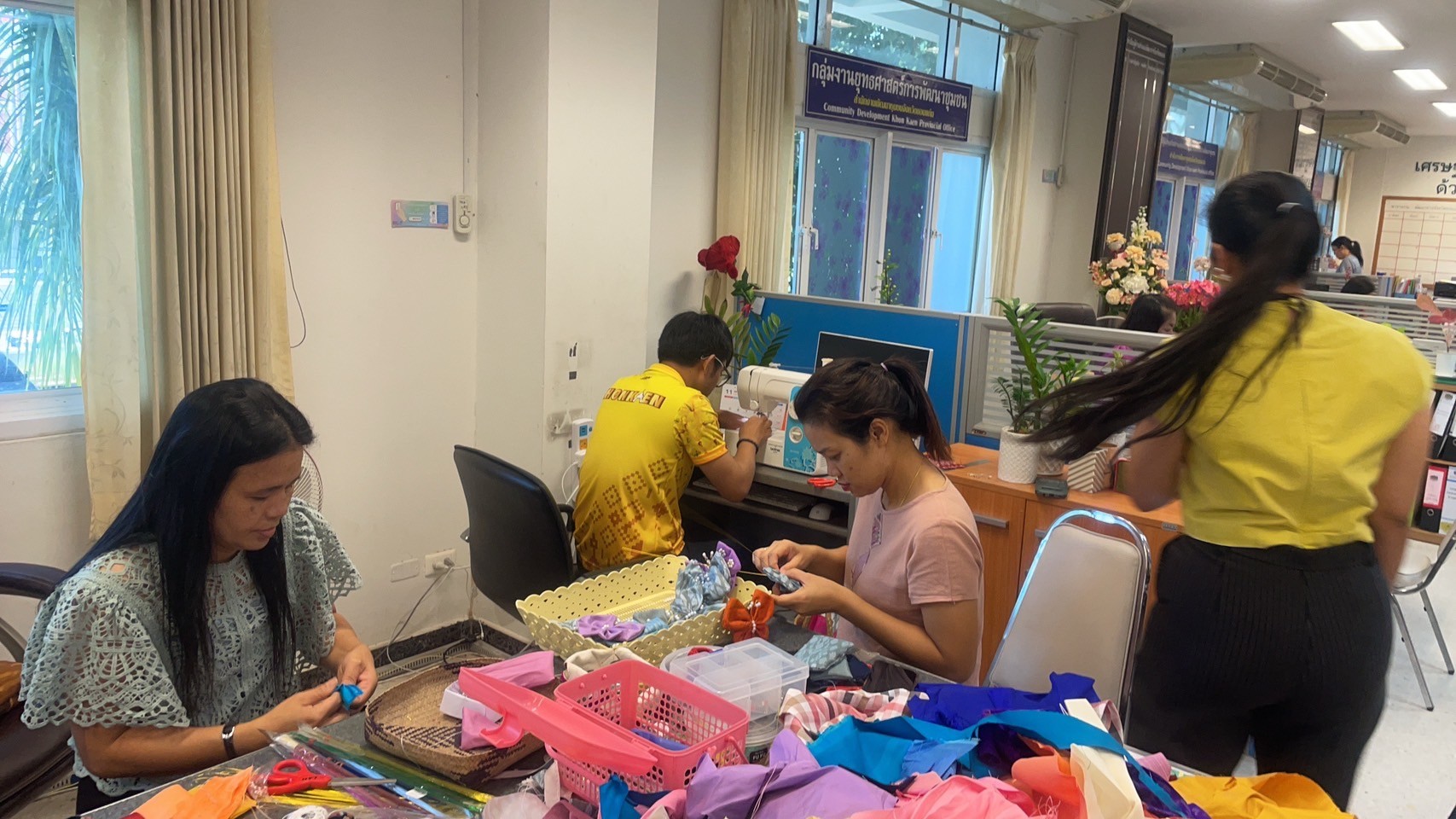 พช.ขอนแก่น : พัฒนาการจังหวัดขอนแก่น นำทีมประดิษฐ์ผีเสื้อจากผ้าไทยประจำจังหวัด