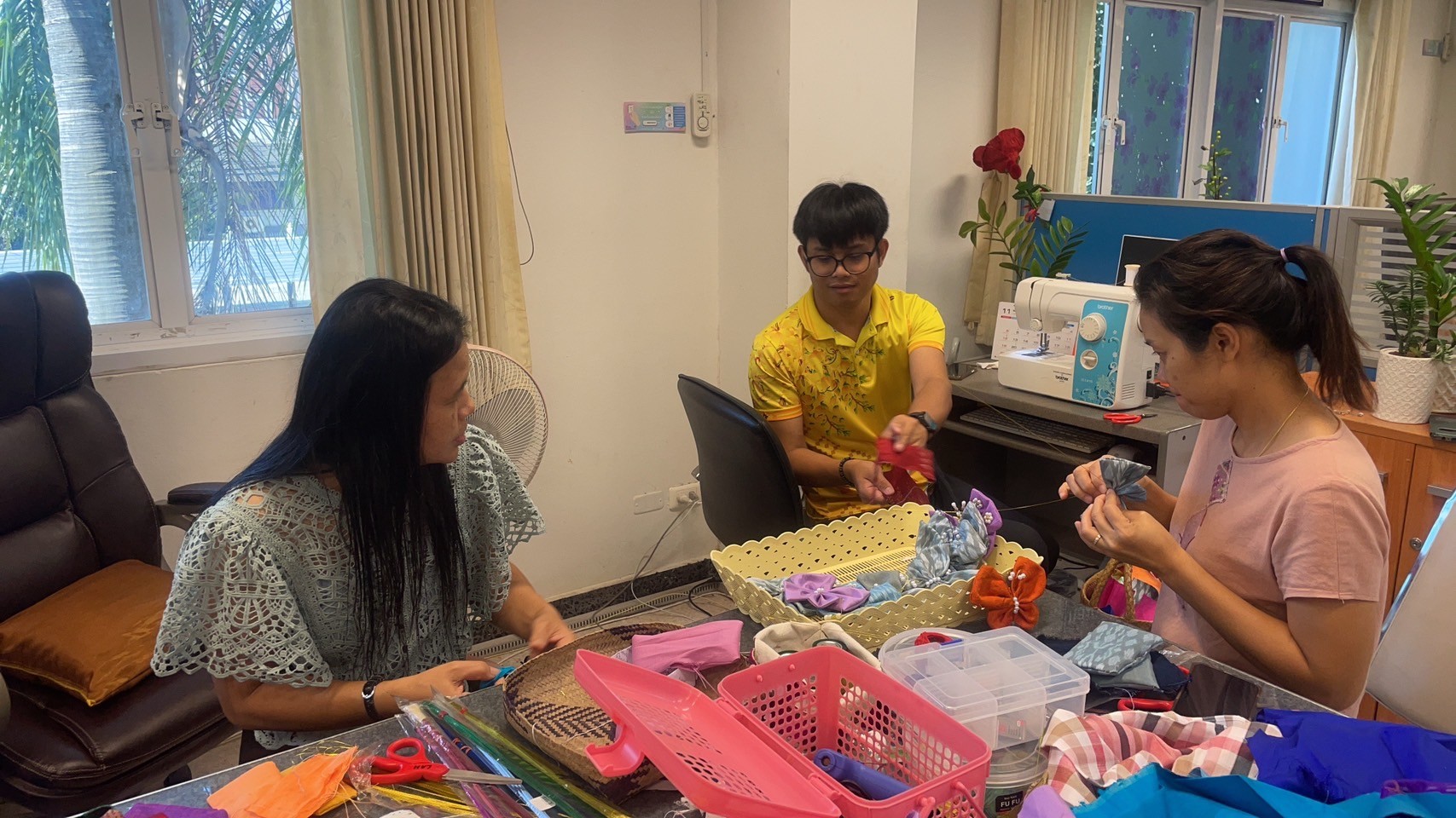 พช.ขอนแก่น : พัฒนาการจังหวัดขอนแก่น นำทีมประดิษฐ์ผีเสื้อจากผ้าไทยประจำจังหวัด