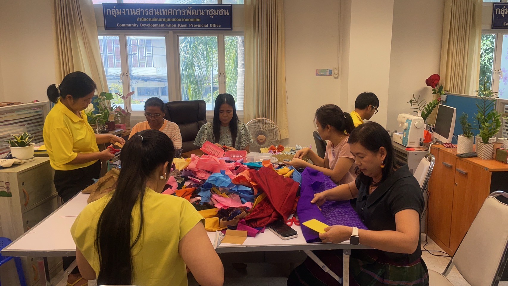 พช.ขอนแก่น : พัฒนาการจังหวัดขอนแก่น นำทีมประดิษฐ์ผีเสื้อจากผ้าไทยประจำจังหวัด