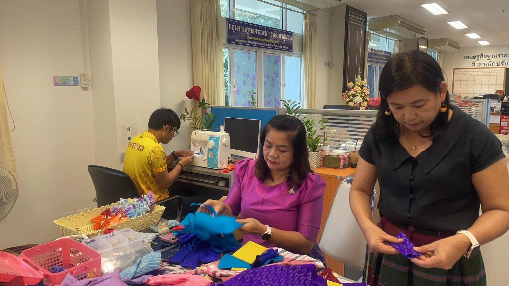พช.ขอนแก่น : พัฒนาการจังหวัดขอนแก่น นำทีมประดิษฐ์ผีเสื้อจากผ้าไทยประจำจังหวัด