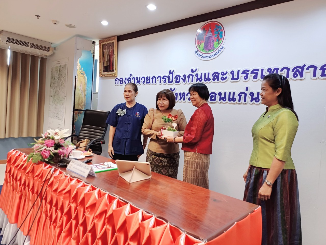 พช.ขอนแก่น : รับการตรวจติดตามผลการปฏิบัติราชการ ประจำเดือน พฤศจิกายน ตามนโยบายรัฐบาล ภารกิจเร่งด่วน กระทรวงมหาดไทย ภารกิจงานสำคัญกรมการพัฒนาชุมชน ของผู้ตรวจราชการกรมการพัฒนาชุมชน เขตตรวจราชการที่ 12 (นางนวลจันทร์ ศรีมงคล)